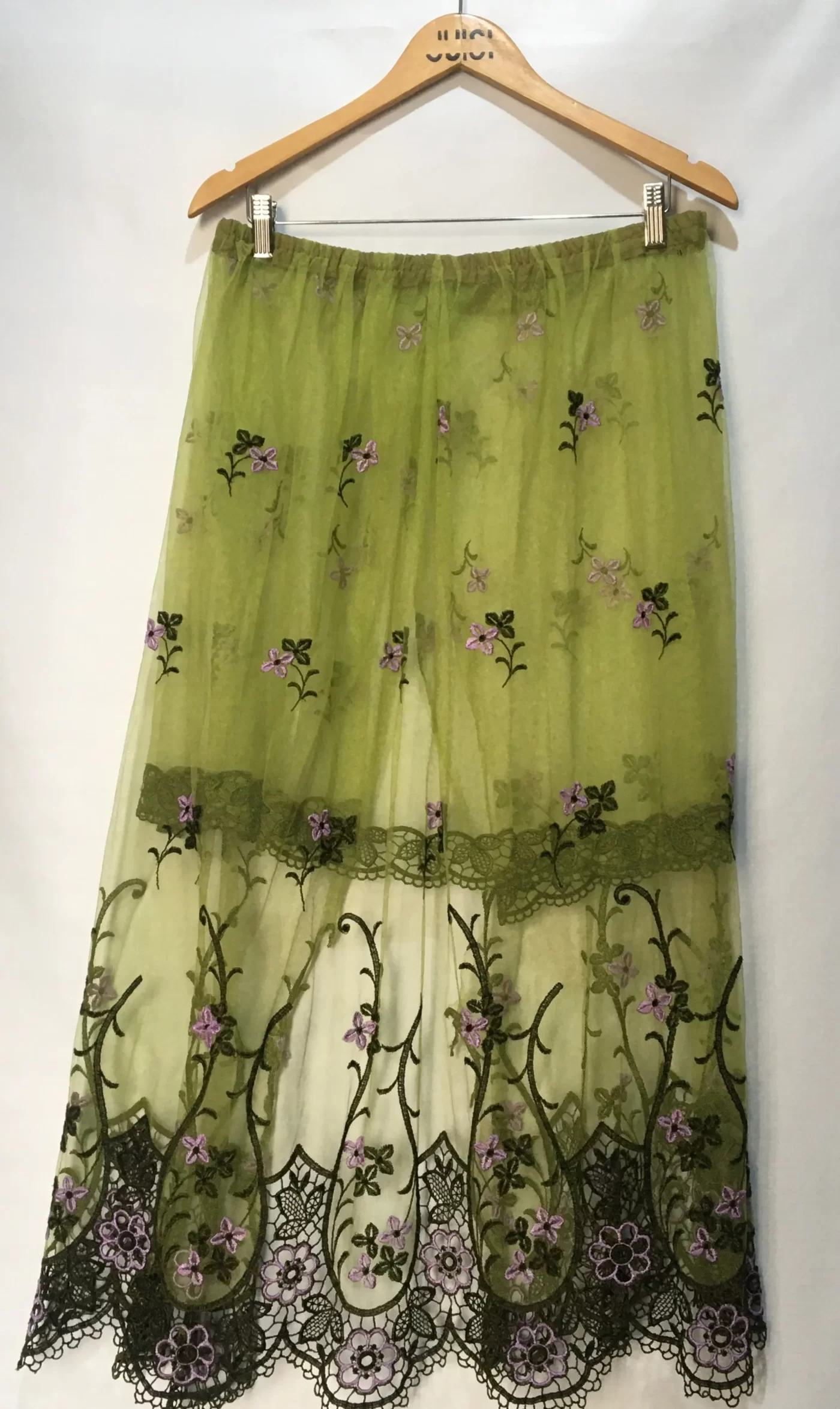 SAIA EM TULE COM BORDADO FLORAL