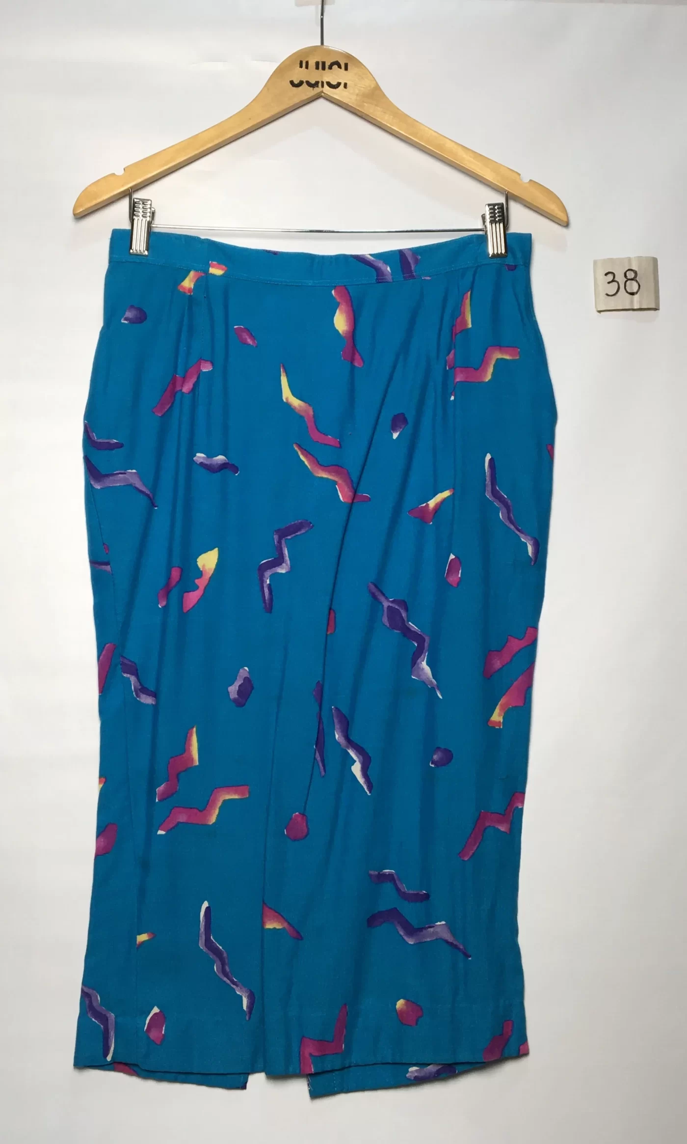 SAIA FUNDO AZUL ESTAMPA ABSTRATA VERMELHA E ROXA EM VISCOSE