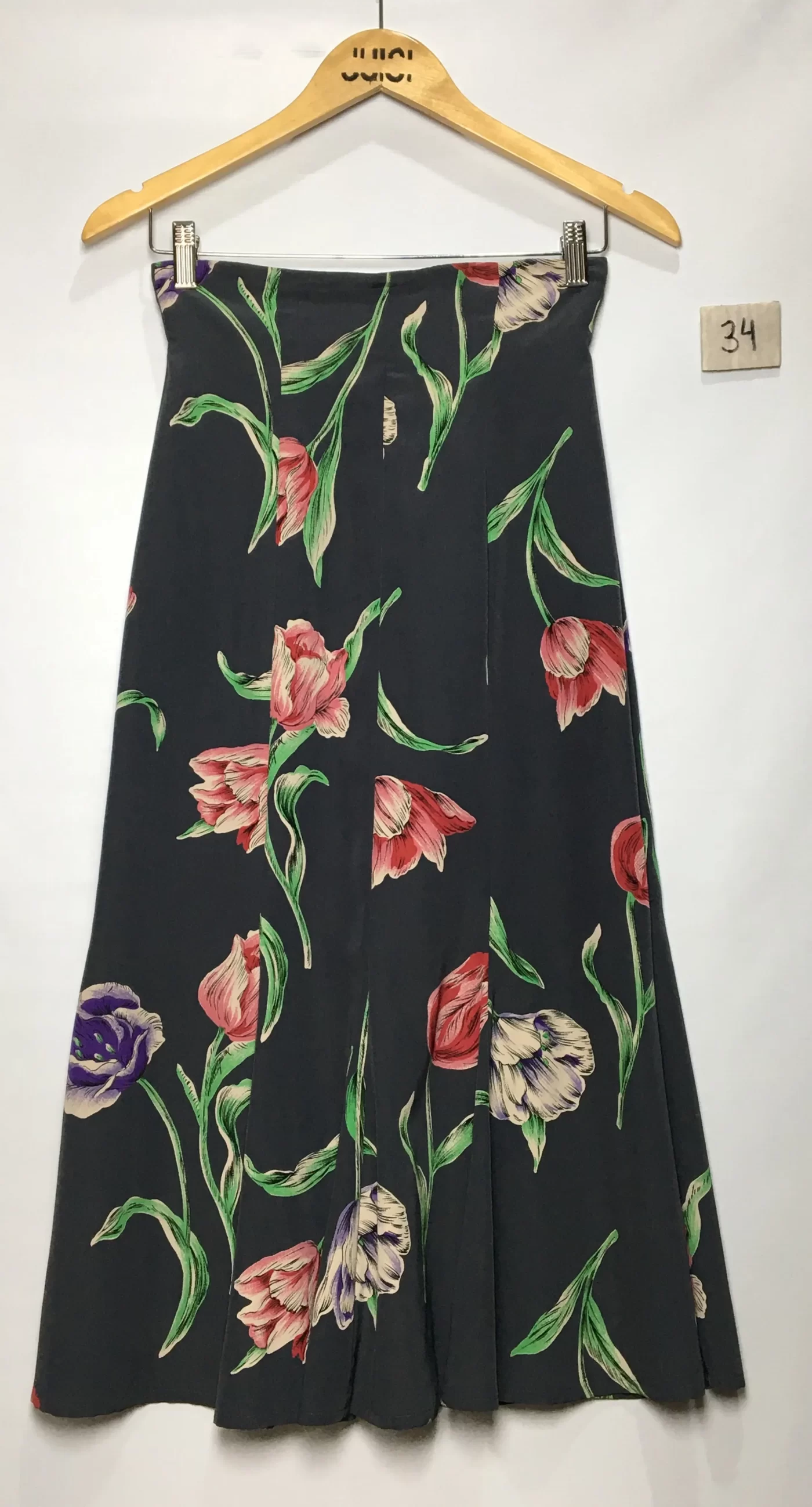 SAIA LONGA FUNDO PRETO FLORES VERMELHAS, ROXAS  VISCOSE