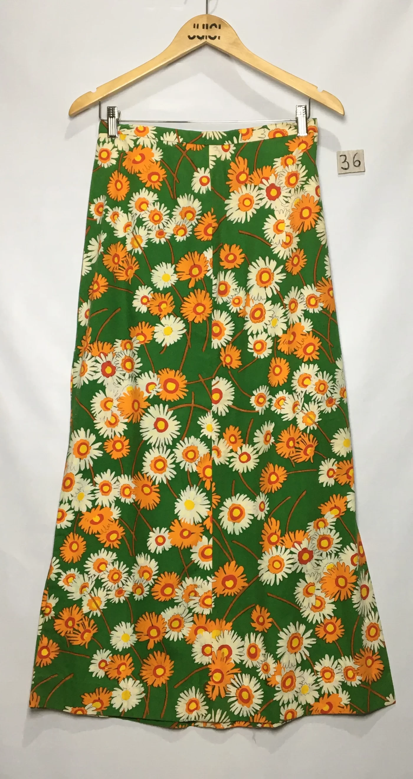 SAIA LONGA ESTAMPADA COM MARGARIDAS
