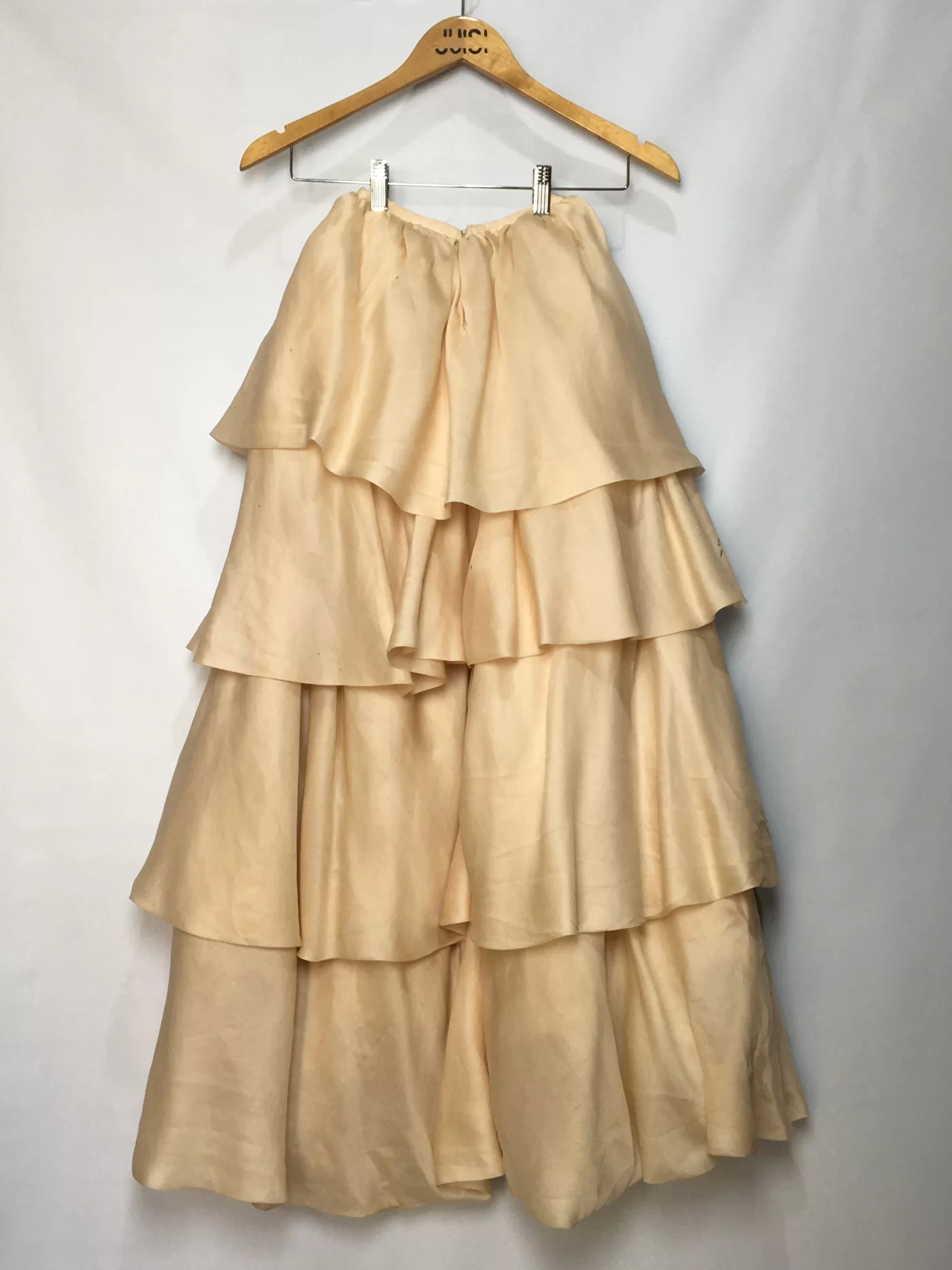 SAIA CHAMPAGNE COM CAMADAS PEPLUM