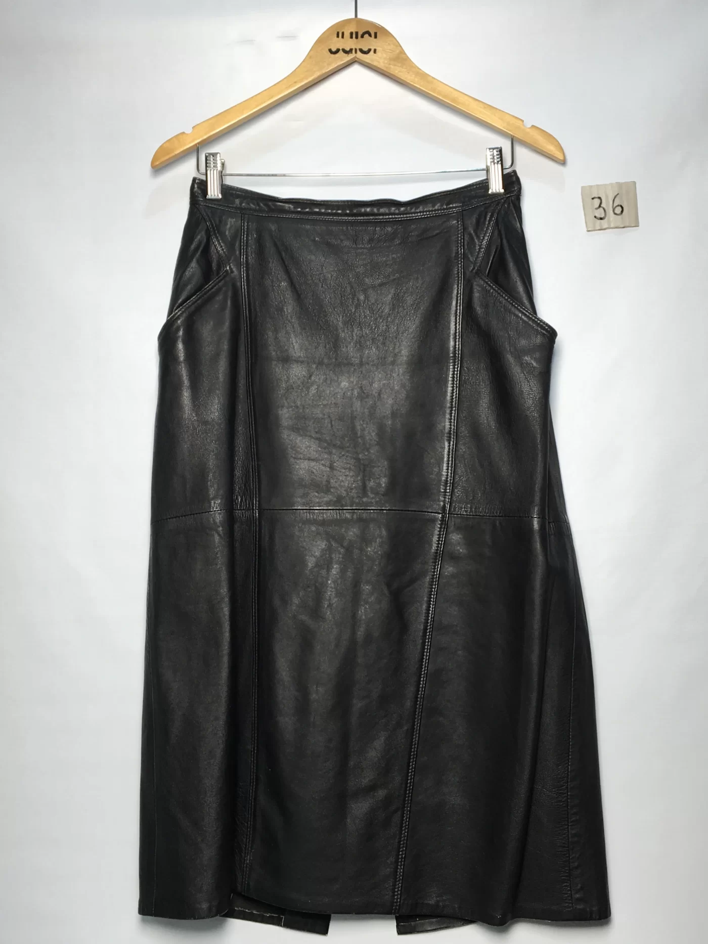 SAIA DE COURO PRETA BOLSOS FRONTAIS