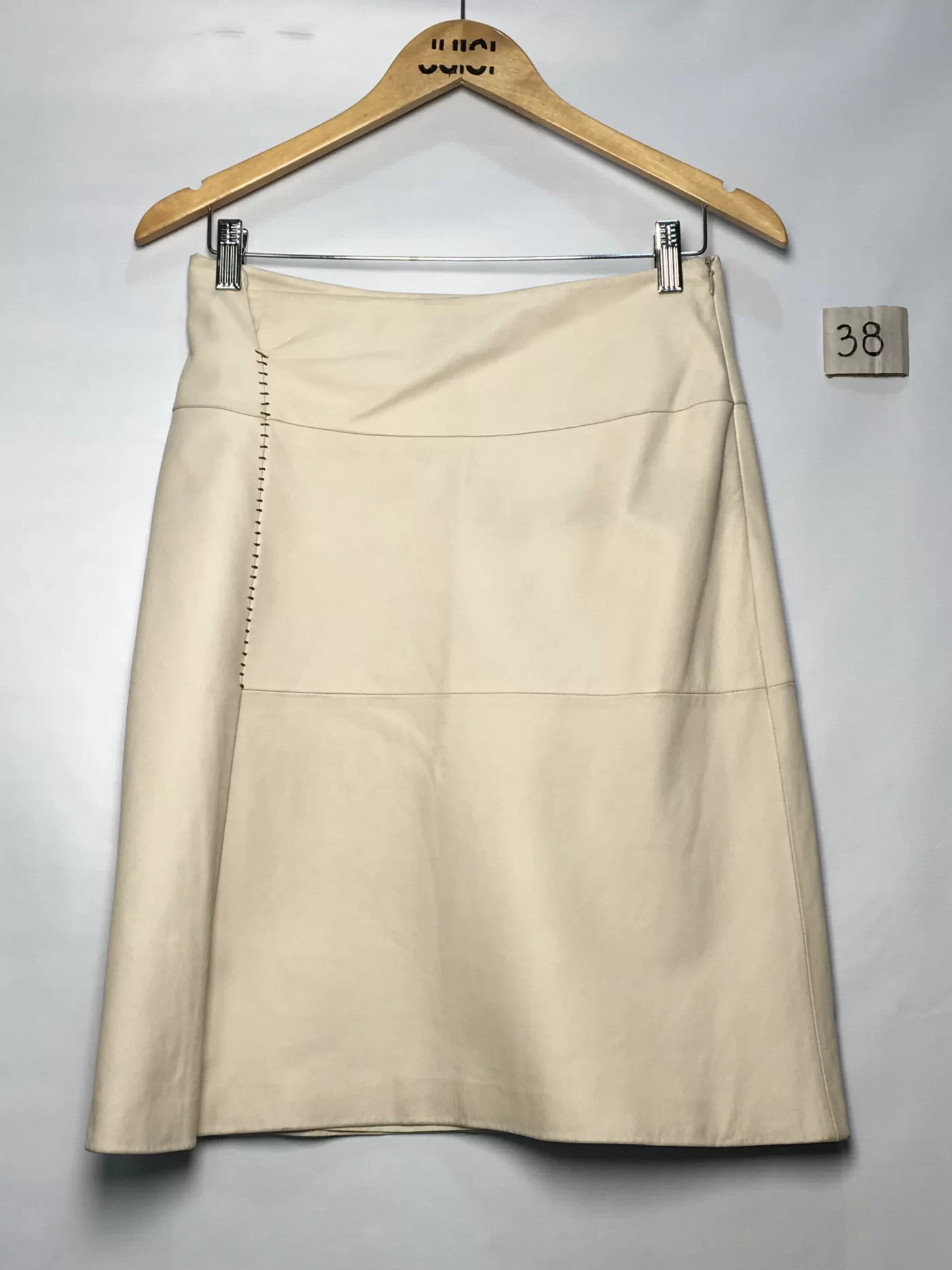SAIA EM COURO OFF WHITE COSTURA PRETA LATERAL