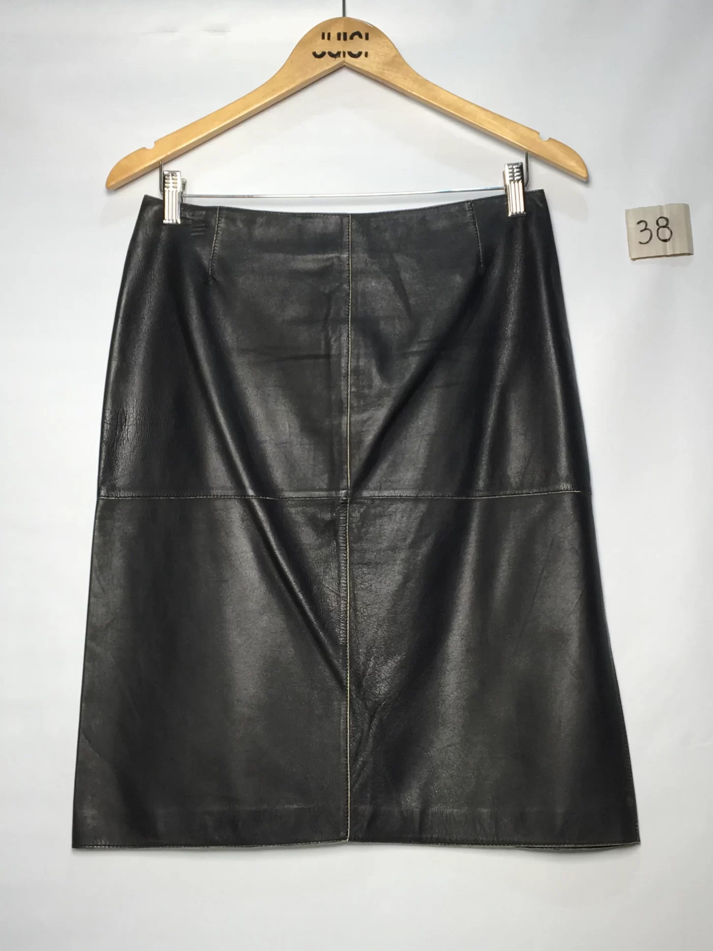 SAIA EM COURO PRETO DETALHE EM COSTURAS E MODELAGEM RETA