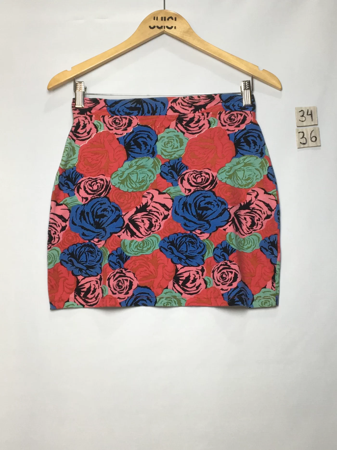 SAIA MINI ESTAMPADA FLORAL FUNDO VERMELHO FLORES AZUL, ROSA E VERDE