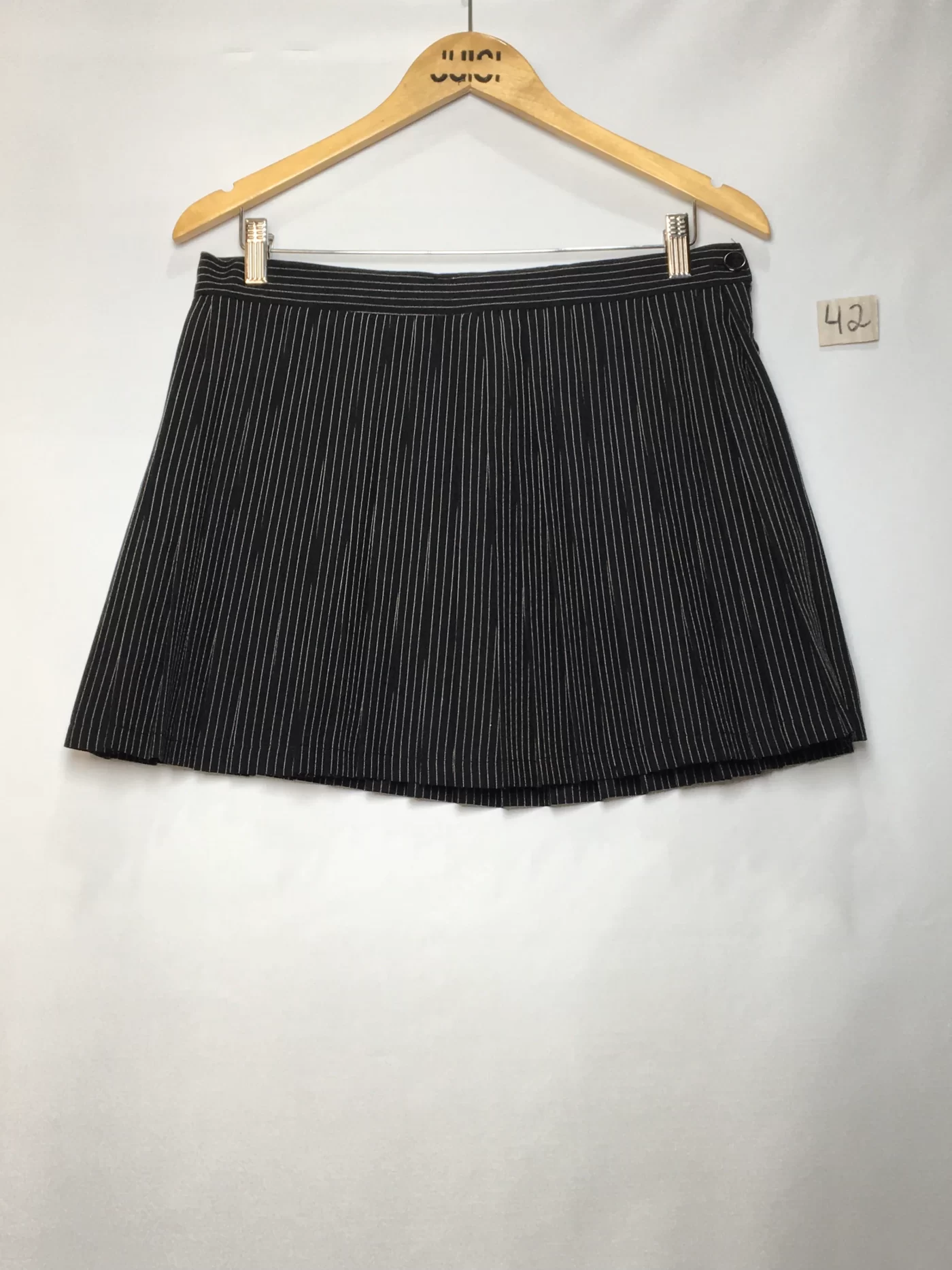 SAIA MINI LISTRA BRANCA, PRETA DRAPEADA