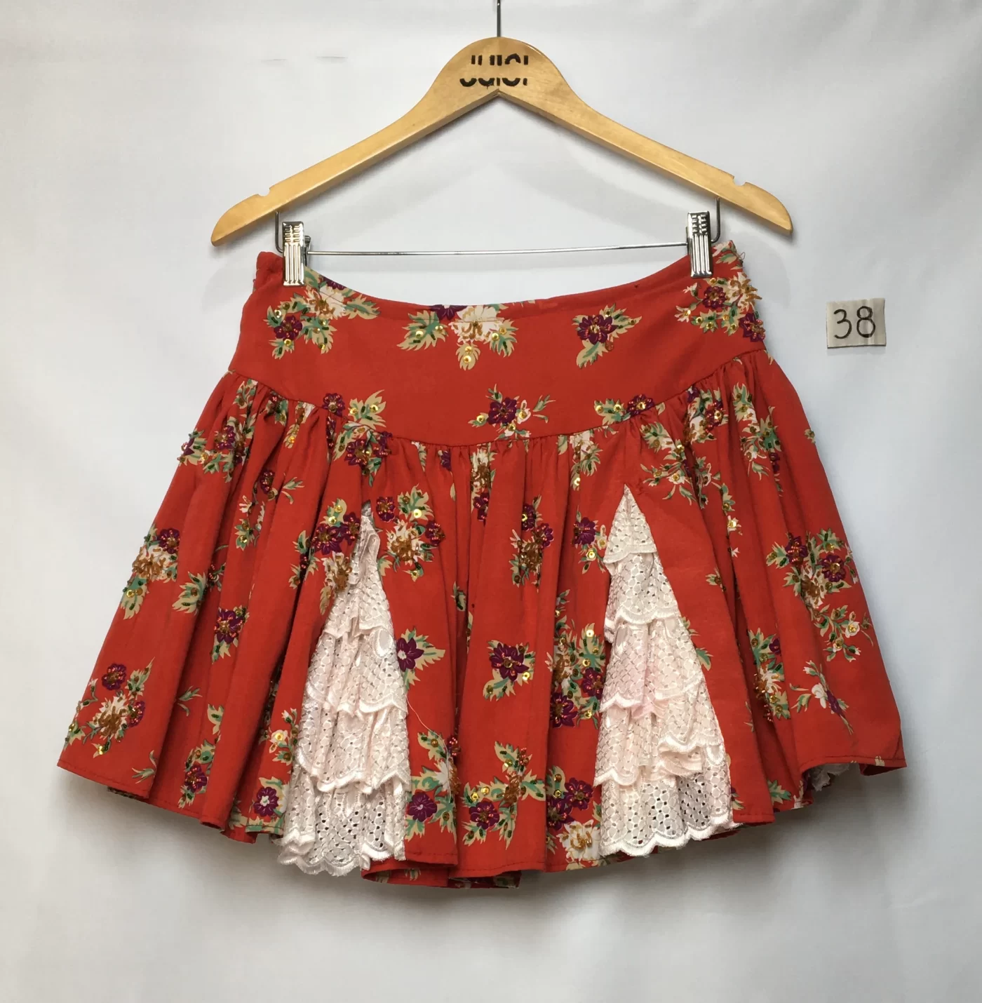 SAIA ESTAMPADA FUNDO VERMELHO FLORAL DETALHE FENDA RENDA BRANCA