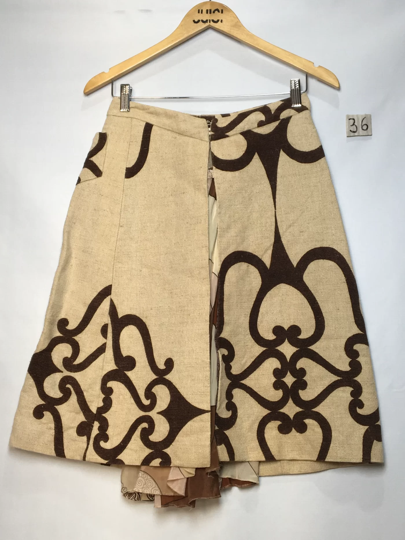 SAIA ESTAMPADA FUNDO BEGE ARABESCO MARROM APLICAÇÃO TECIDO SEDA ESTAMPADO INTERNO