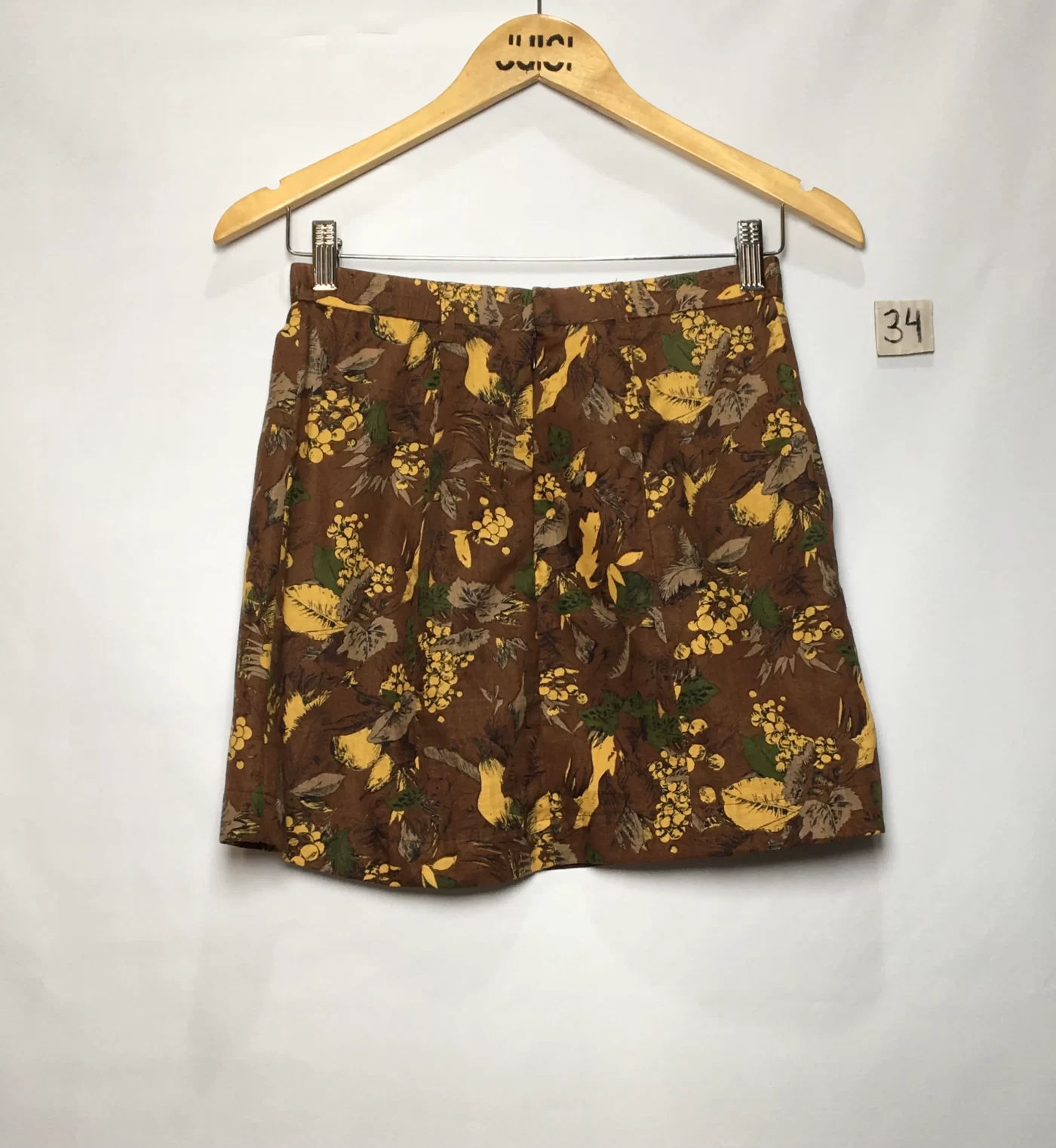 SAIA ESTAMPADA FUNDO MARROM FLORES AMARELAS, FOLHAS