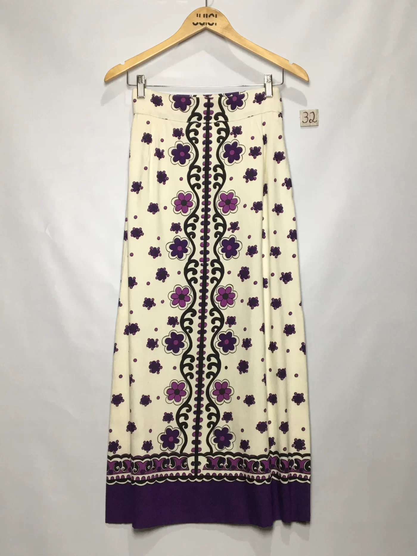 SAIA LONGA ESTAMPADA FUNDO BEGE, ROXO FLORAL ANOS 70