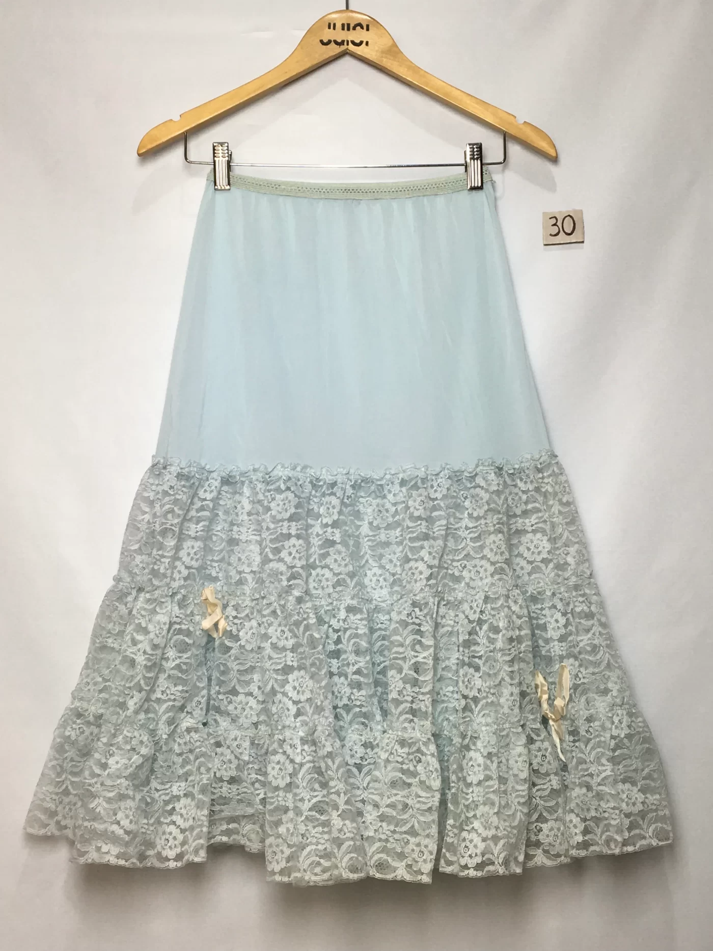 SAIA AZUL BEBE COM CAMADA DE RENDA E DETALHES LAÇOS