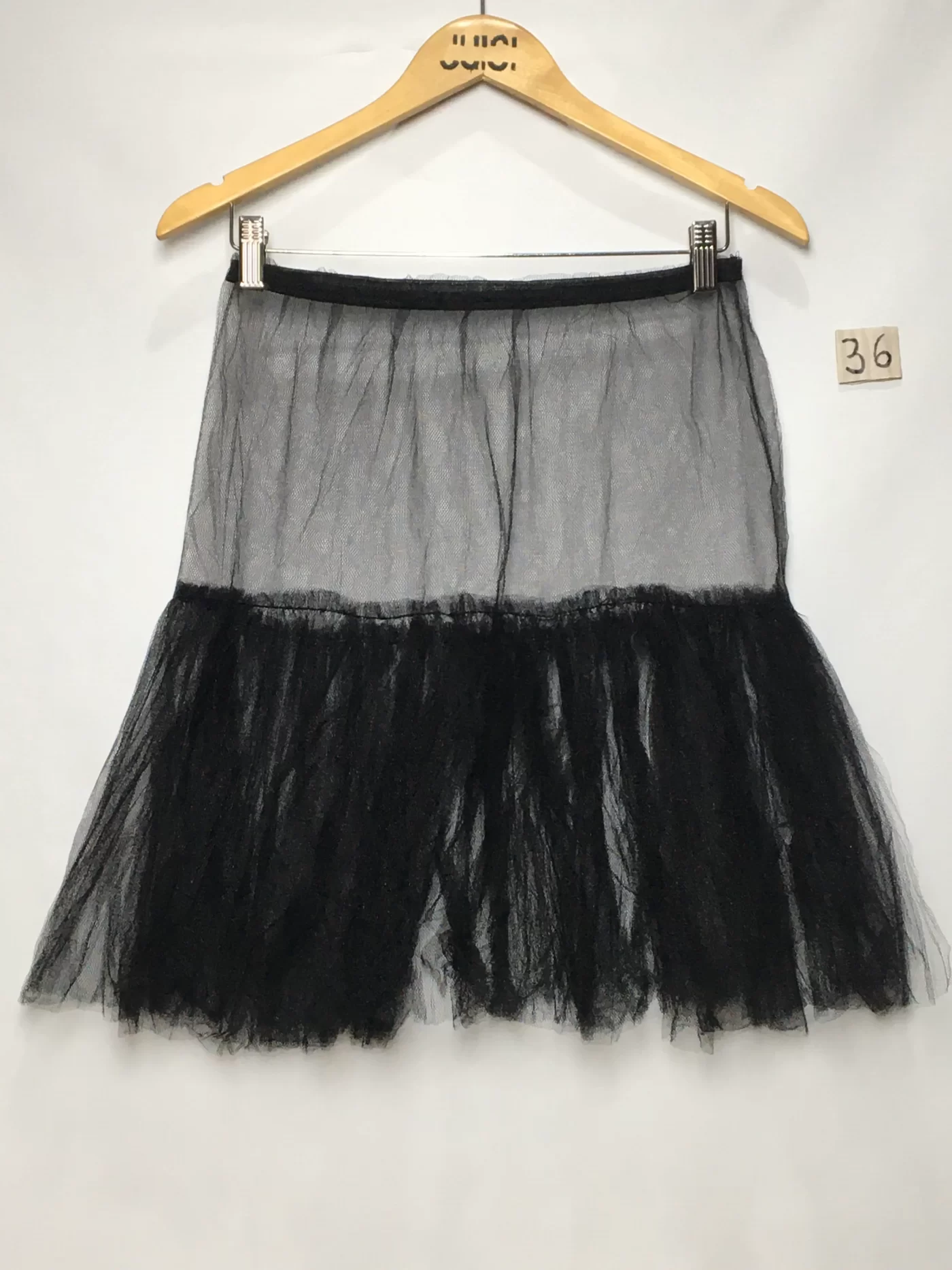 SAIA EM TULE PRETO COM BARRADO FRANZIDO