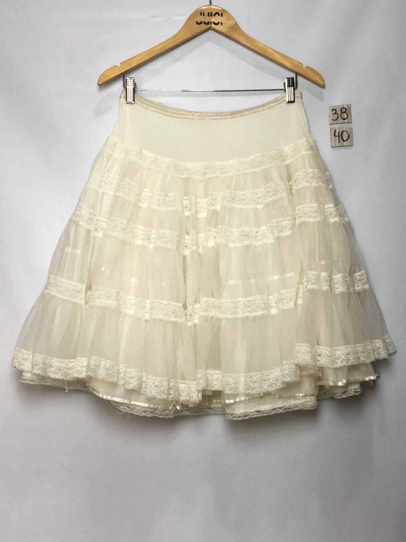 SAIA EM TULE BRANCO COM BABADOS E RENDA