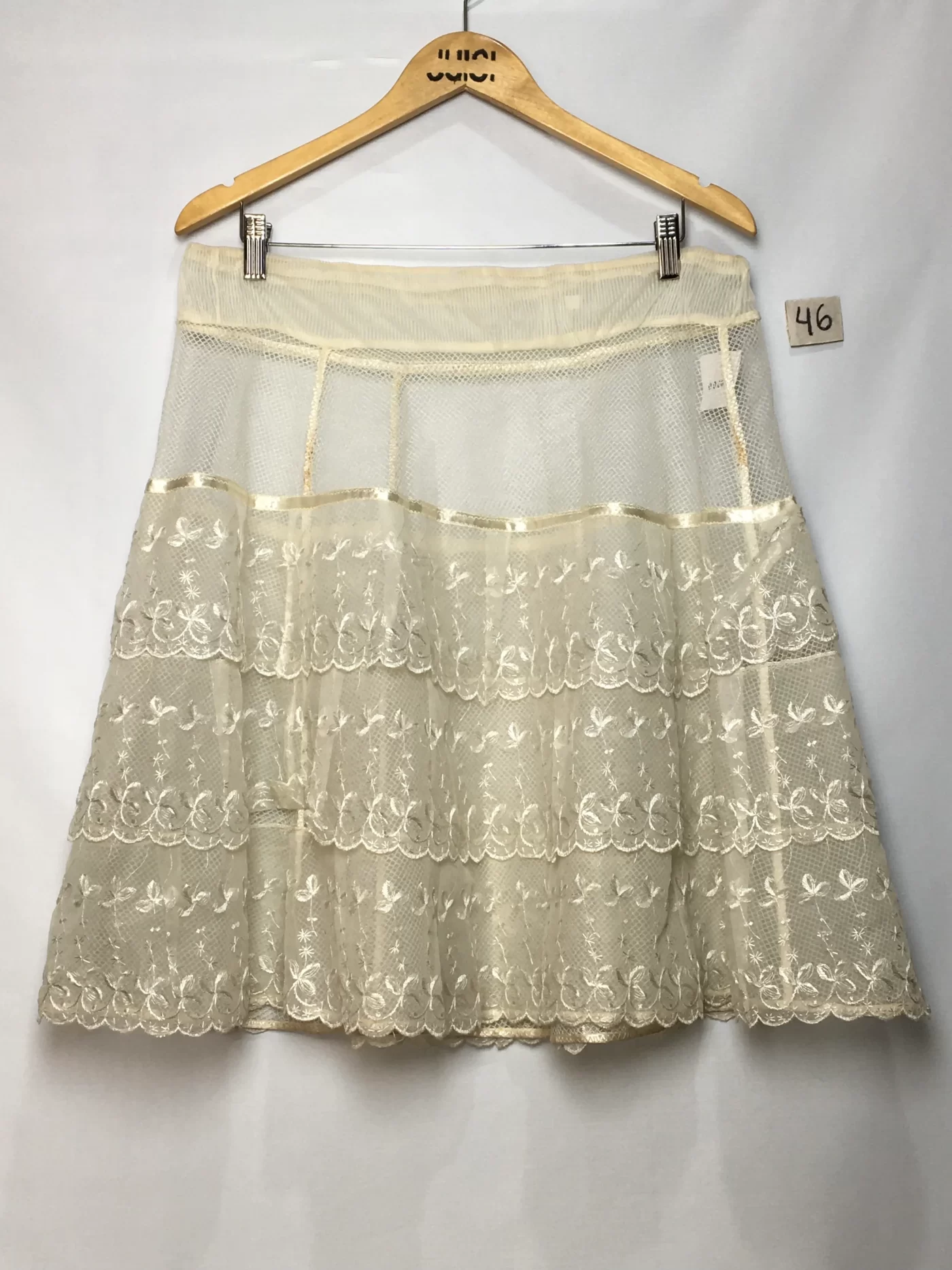 SAIA DE TULE OFF WHITE COM BORDADOS E DETALHES DE FITA