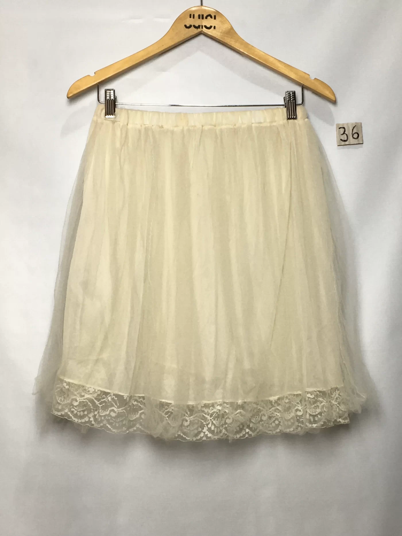 SAIA DE TULE OFF WHITE COM RENDA NA BARRA