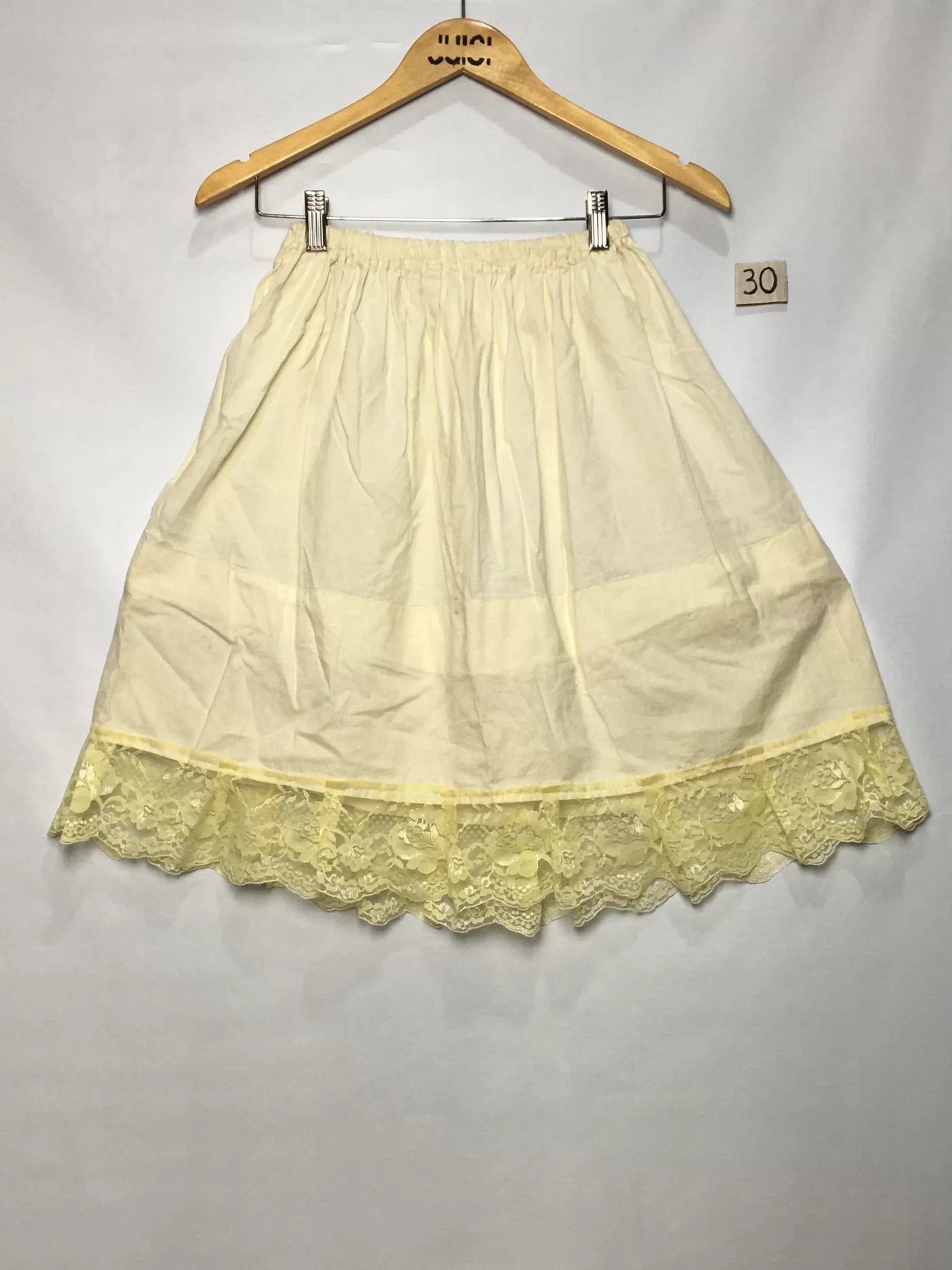 SAIA EM ALGODAO AMARELO PASTEL COM RENDA NA BARRA