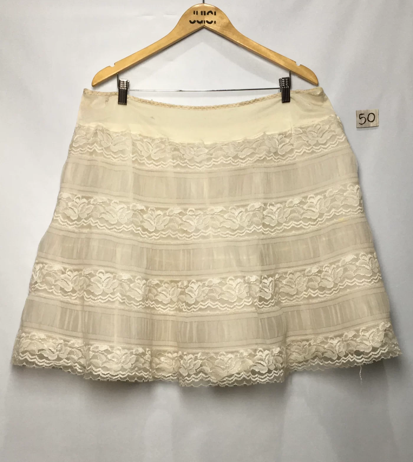 SAIA EM TULE OFF WHITE COM RENDA EM CAMADAS