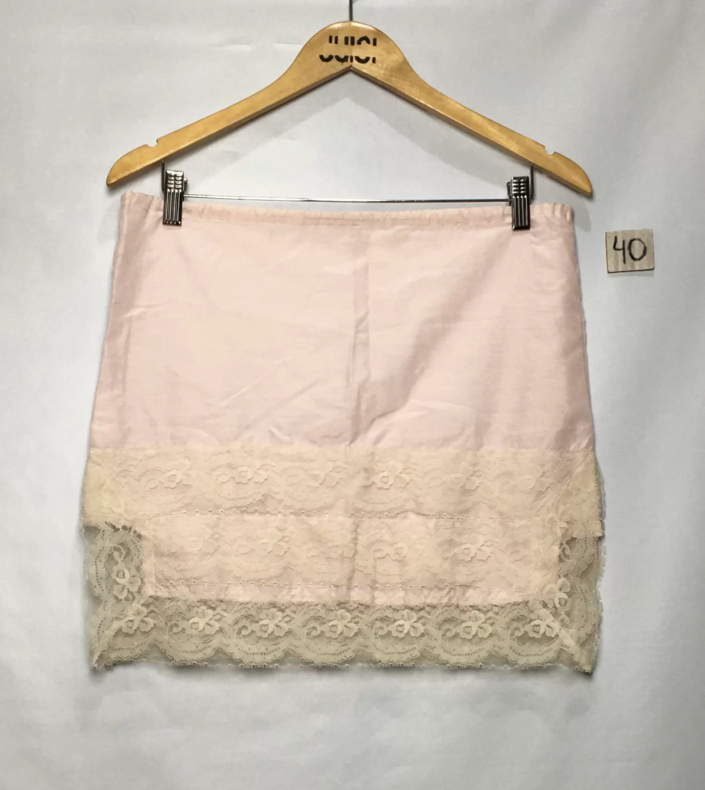 MINISSAIA DE CETIM ROSA CLARO COM RENDA NA BARRA