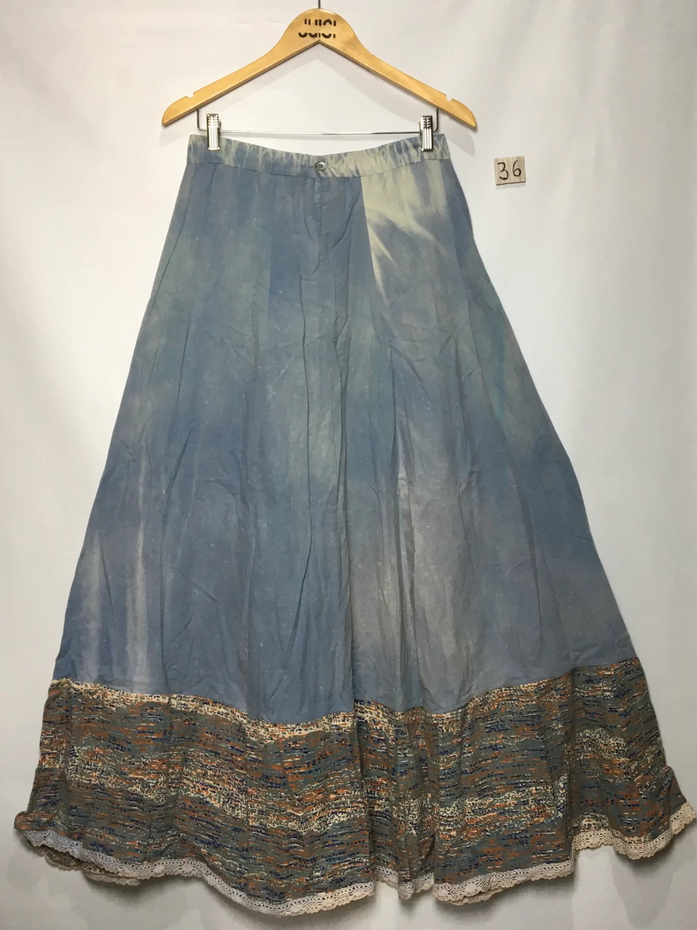 SAIA MIDI JEANS LAVAGEM CLARA COM DETALHE EM TECIDO ESTAMPADO NA BARRA
