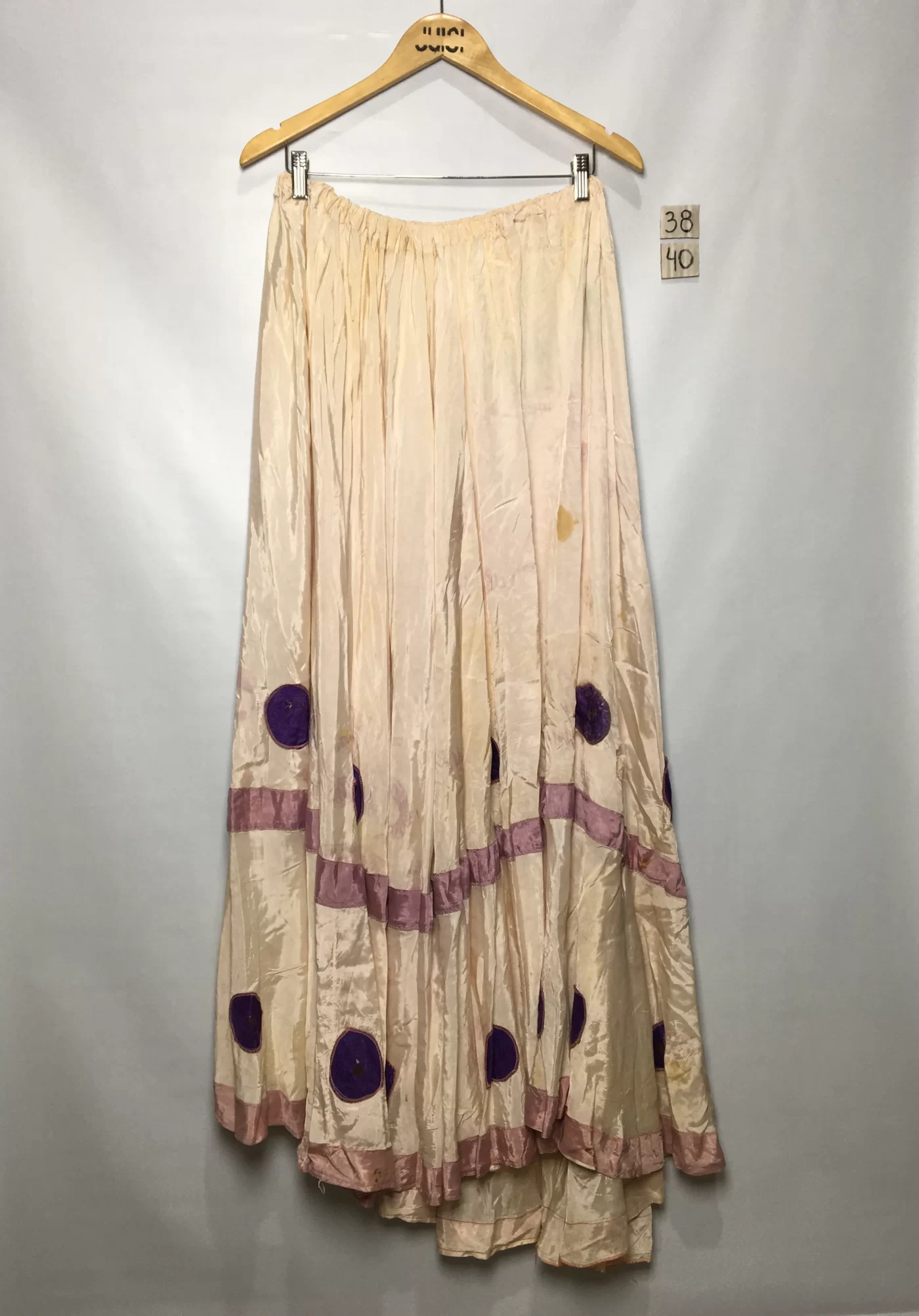 SAIA MIDI EM SEDA CREME COM ESTAMPA DE BOLINHAS E DETALHES EM ROXO