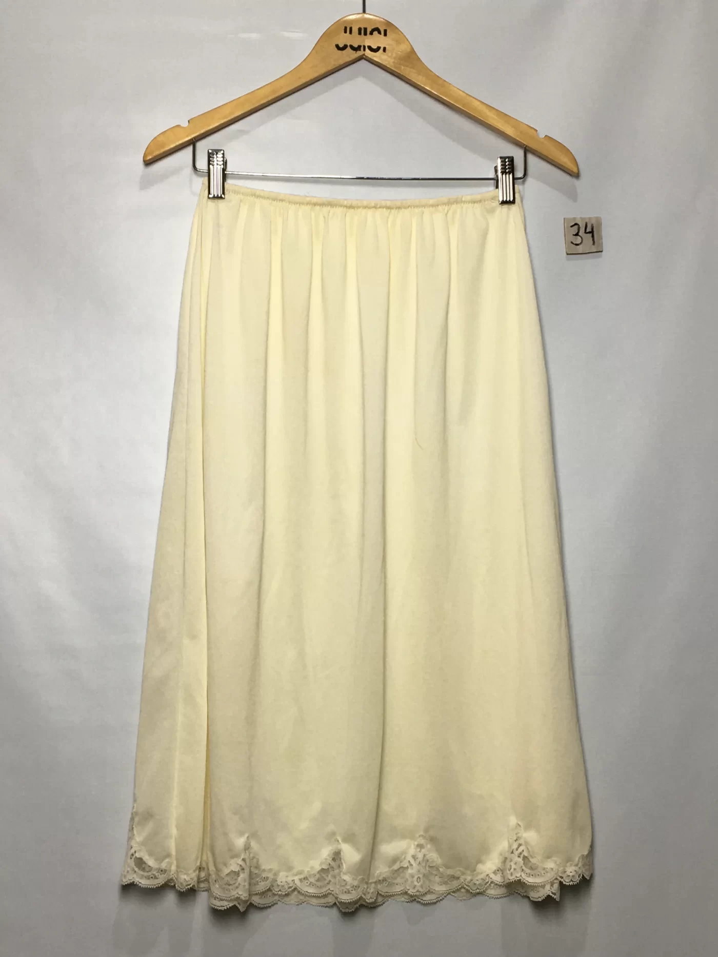 ANAGUA AMARELO CLARO COM DETALHE DE RENDA NA BARRA