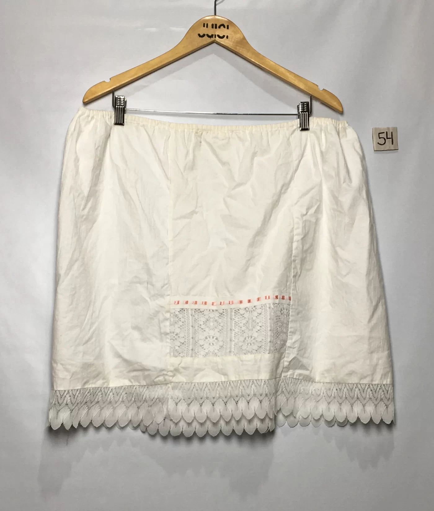 SAIA EM ALGODAO BRANCO COM DETALGES DE RENDA E BORDADO