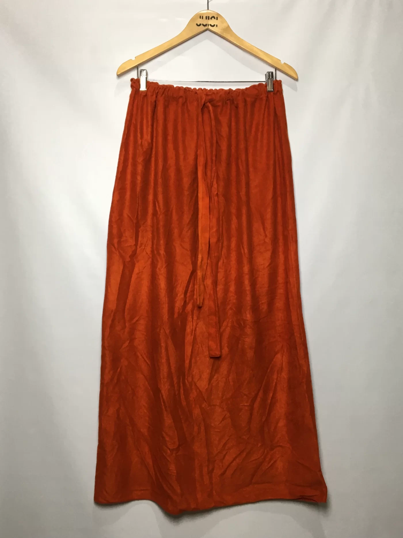 SAIA LONGA EM CETIM VERMELHO COM CORDÃO NO CÓS