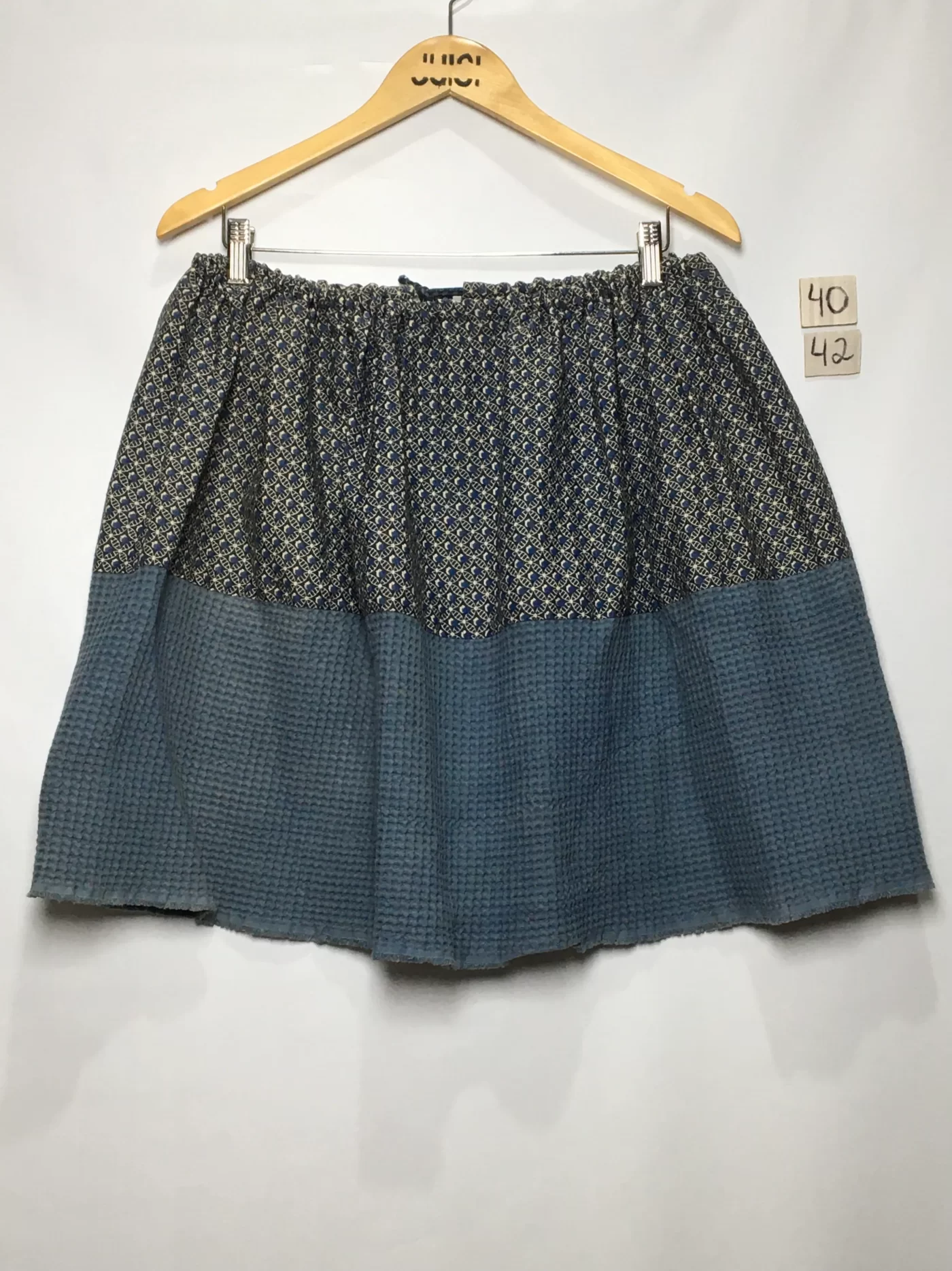 SAIA CURTA METADE ESTAMPADA METADE TECIDO TEXTURIZADO AZUL