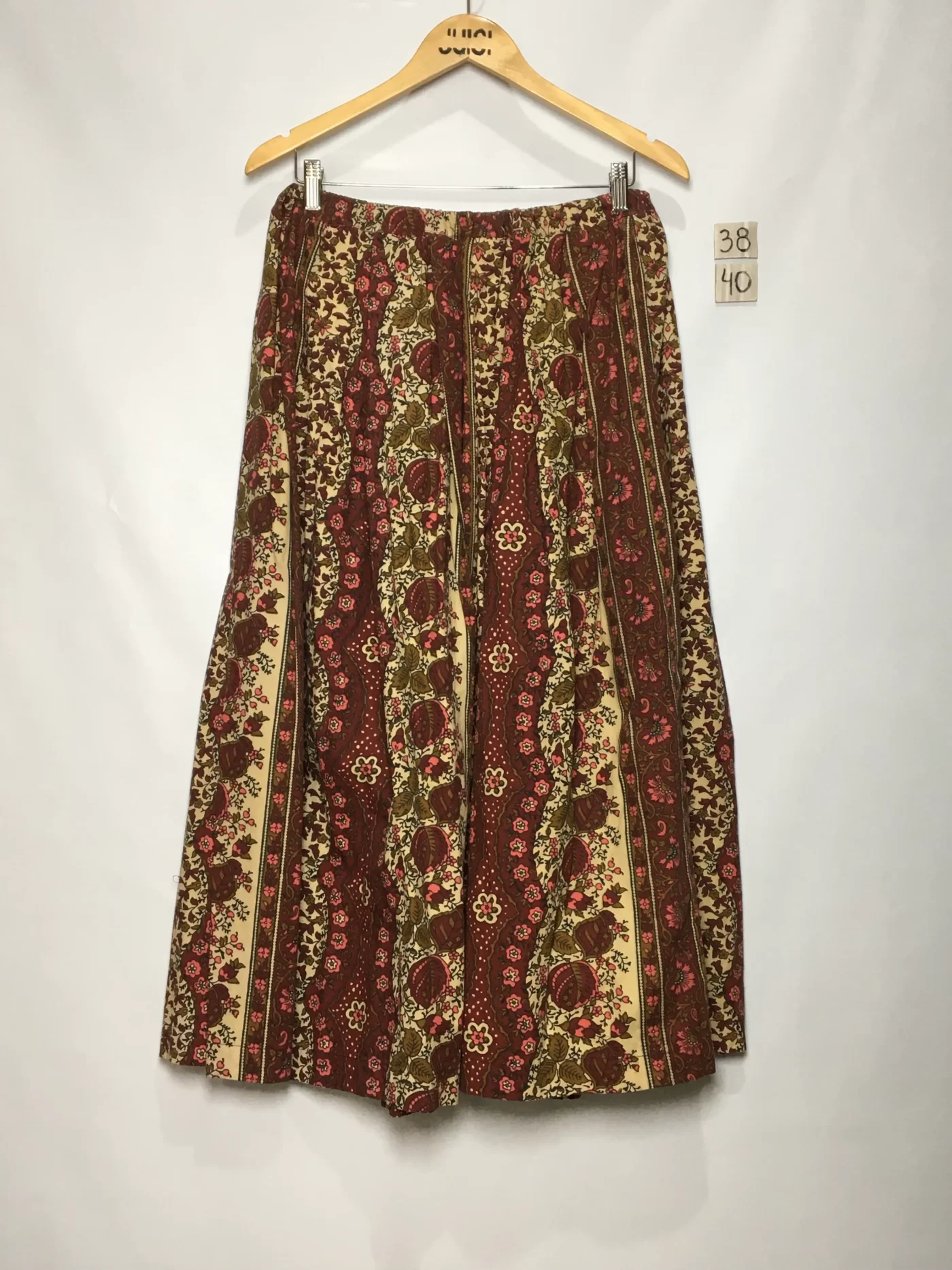SAIA MIDI ESTAMPA FLORAL EM TONS DE VINHO, ROSA E CREME