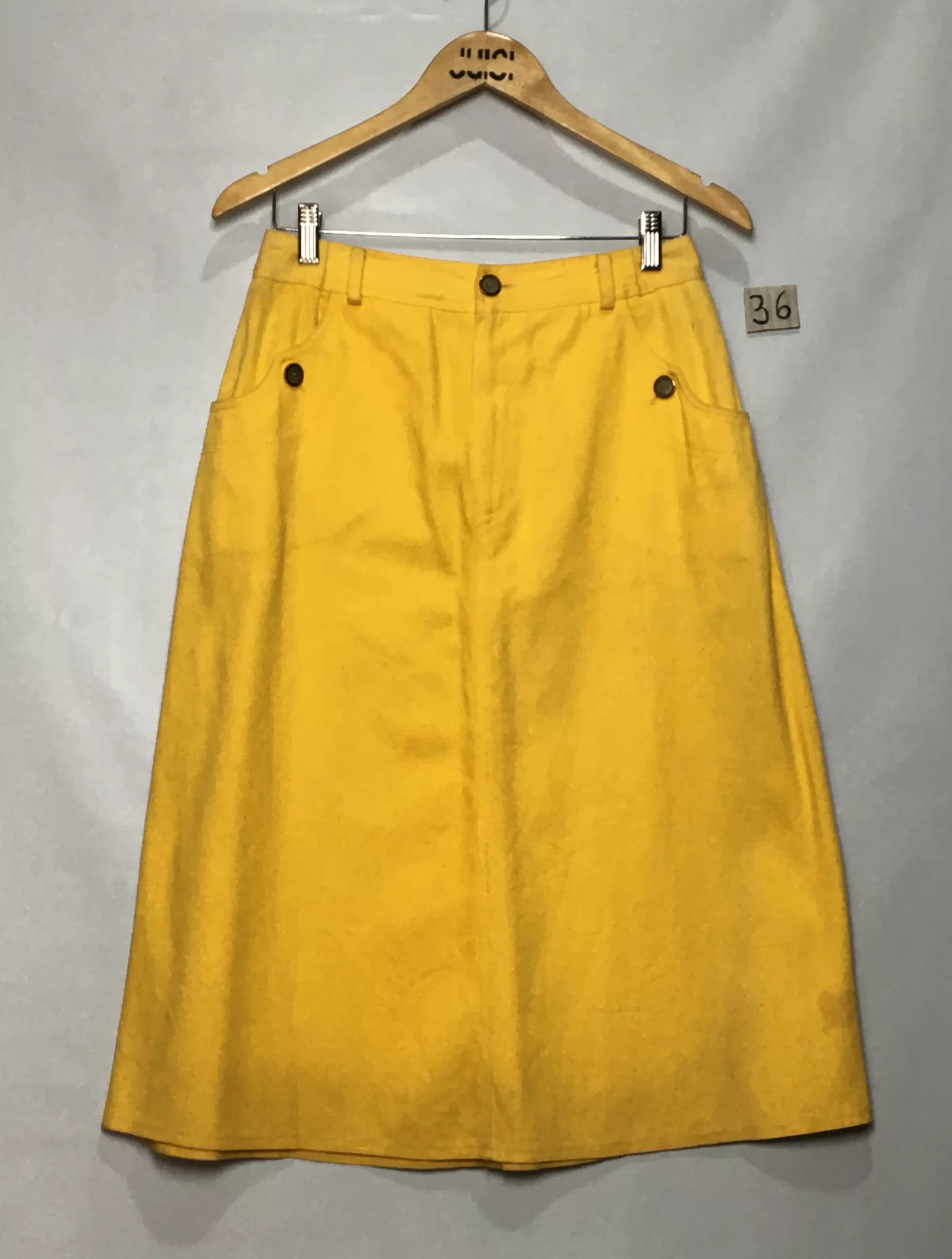 SAIA MIDI EVASE AMARELA COM BOLSOS E BOTOES DOURADOS