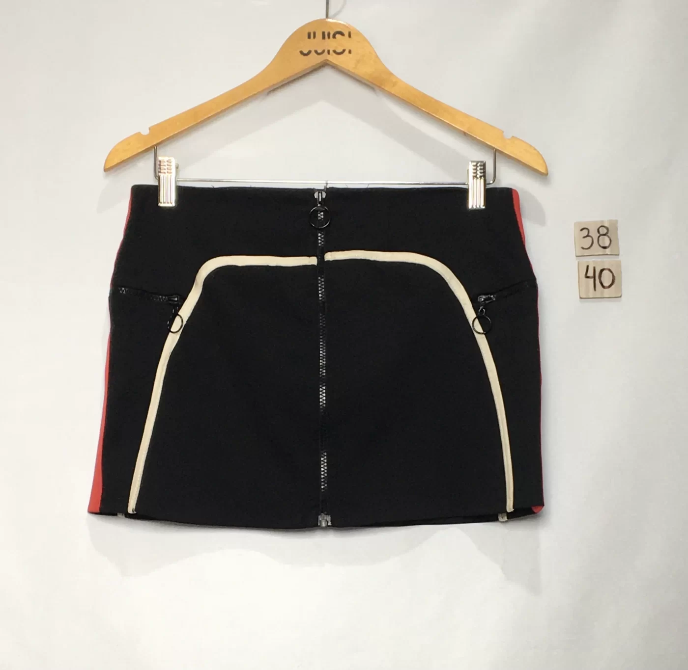 MINISSAIA ESPORTIVA PRETA COM DETALHES BRACOS E VERMELHOS