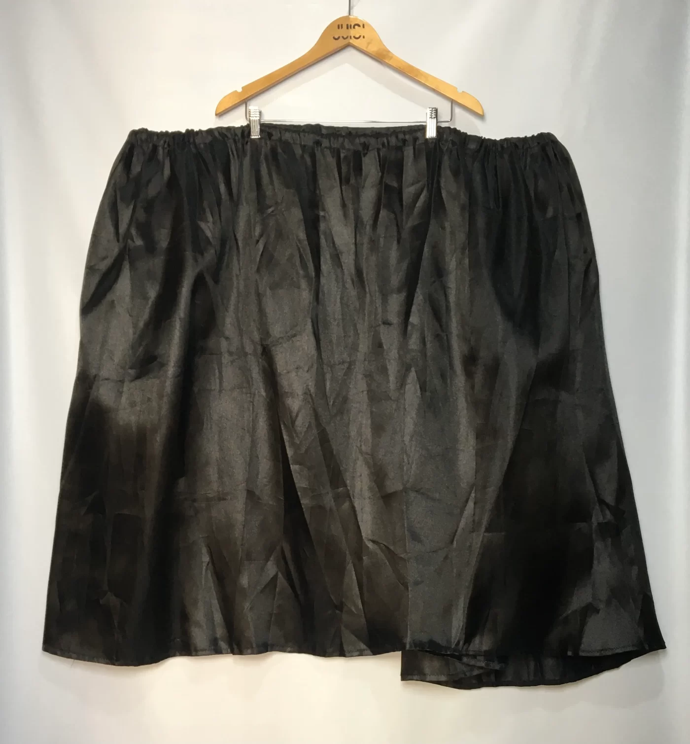FORRO PRETO ACETINADO COM ELASTICO NA CINTURA