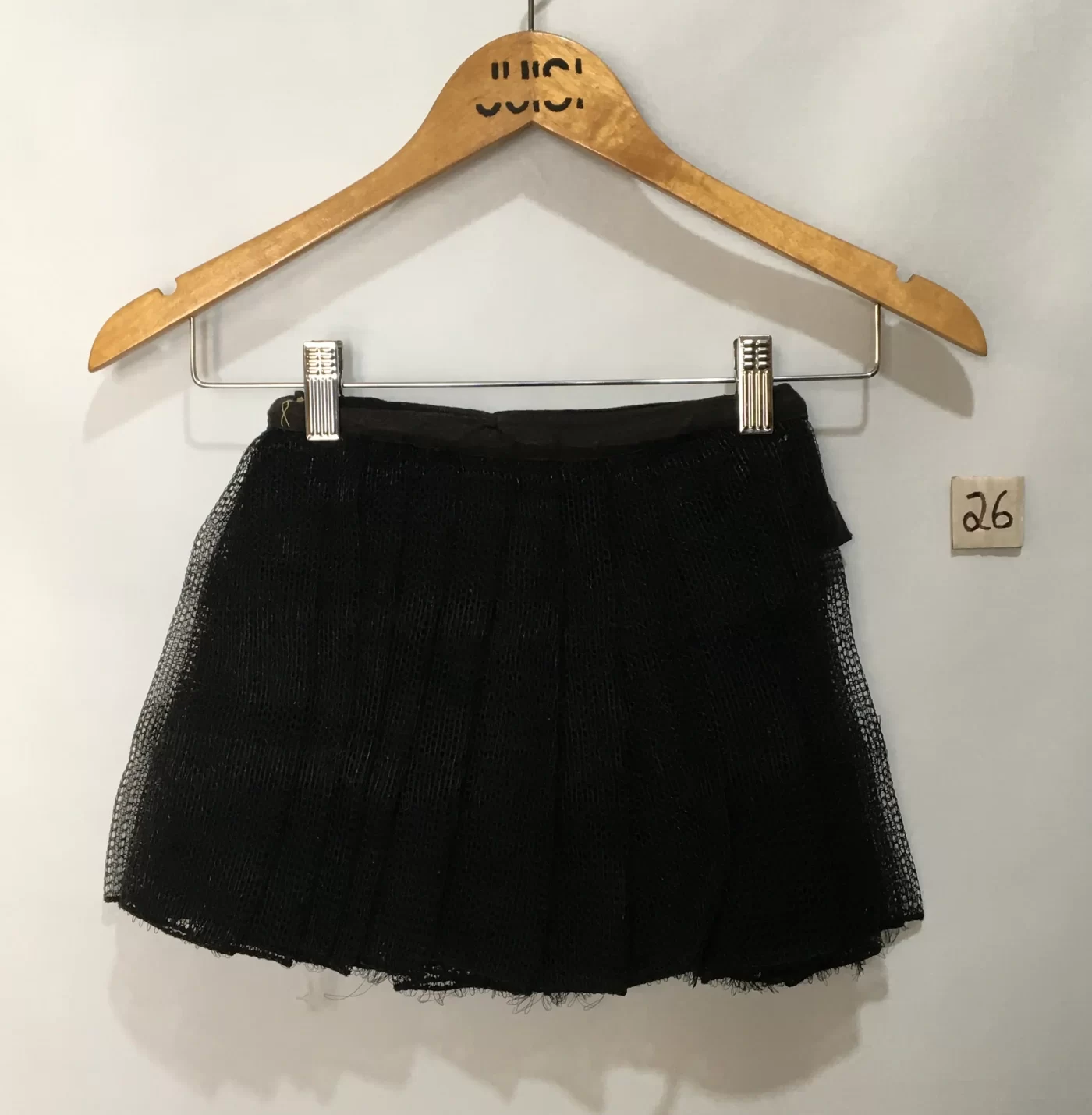 MIMNISSAIA DE TULE PRETA COM PREGAS