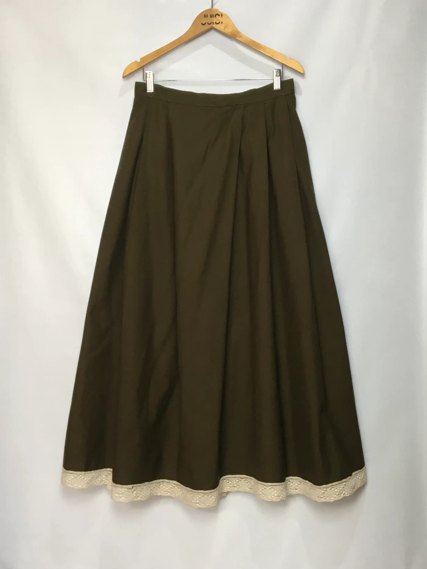 SAIA MIDI GODE VERDE MILITAR COM DETALHE EM RENDA NA BARRA