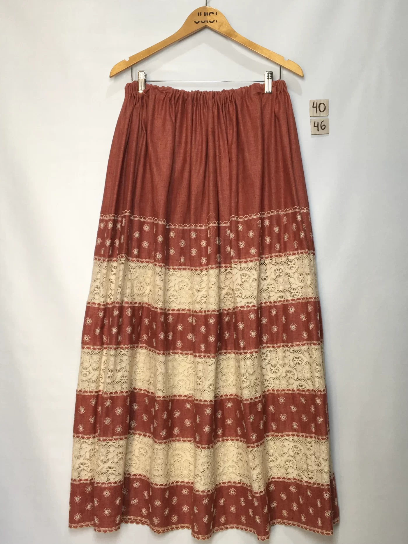 SAIA MIDI ESTAMPADA VERMELHO TIJOLO COM FAIXAS DE RENDA BRANCA
