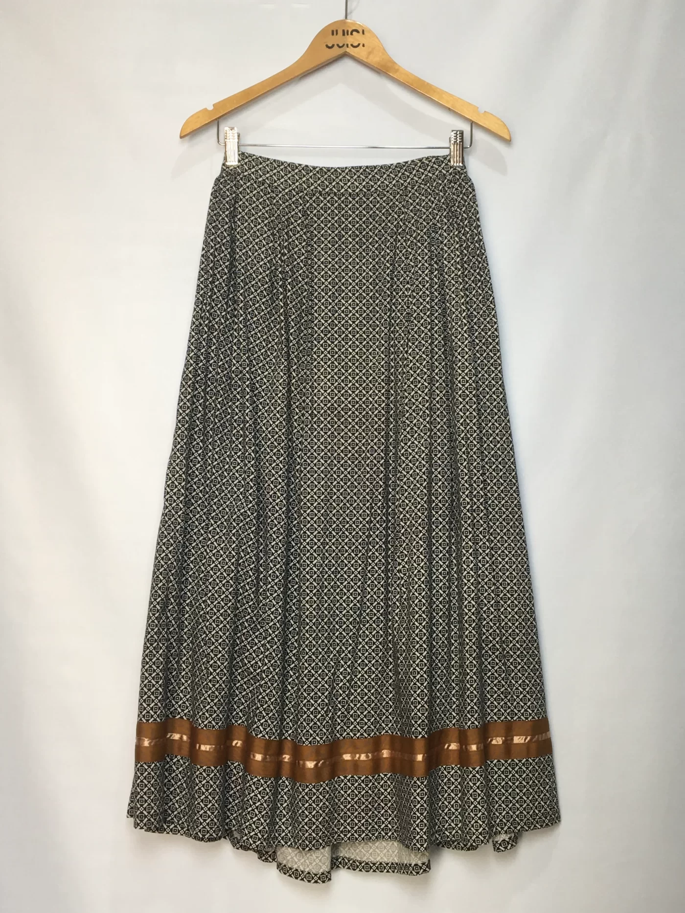 SAIA MIDI COM PREGAS ESTAMPA GEOMETRICA COM FAIXA MARROM NA BARRA