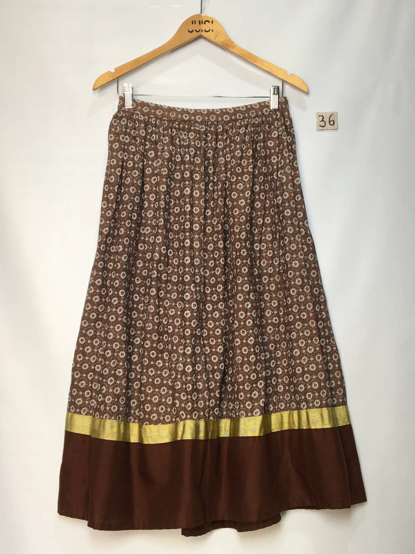 SAIA MIDI ESTAMPADA MARROM COM DETAHE DOURADO E BARRA LISA