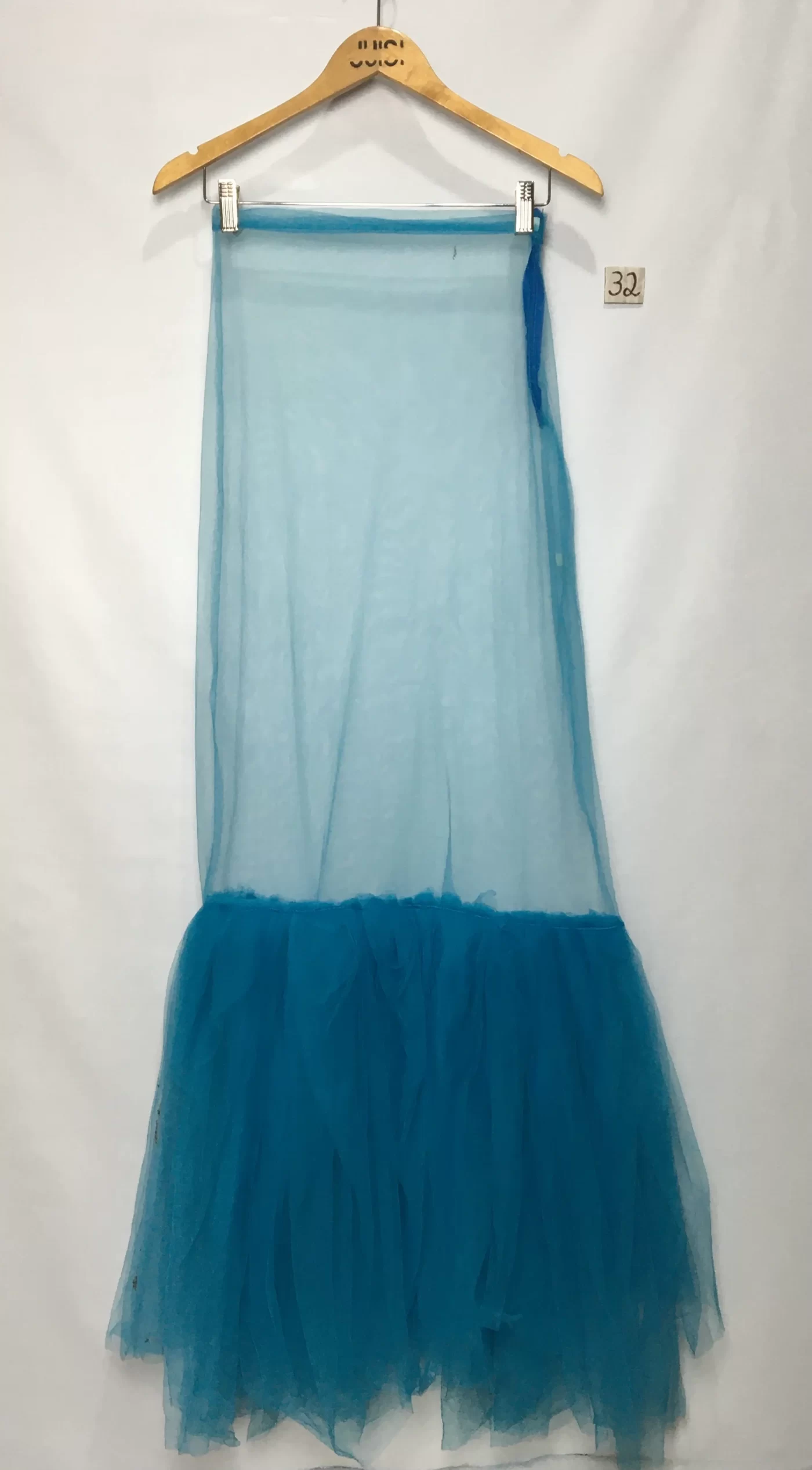 SAIA LONGA DE TULE AZUL TURQUESA COM BABADO VOLUMOSO NA BARRA