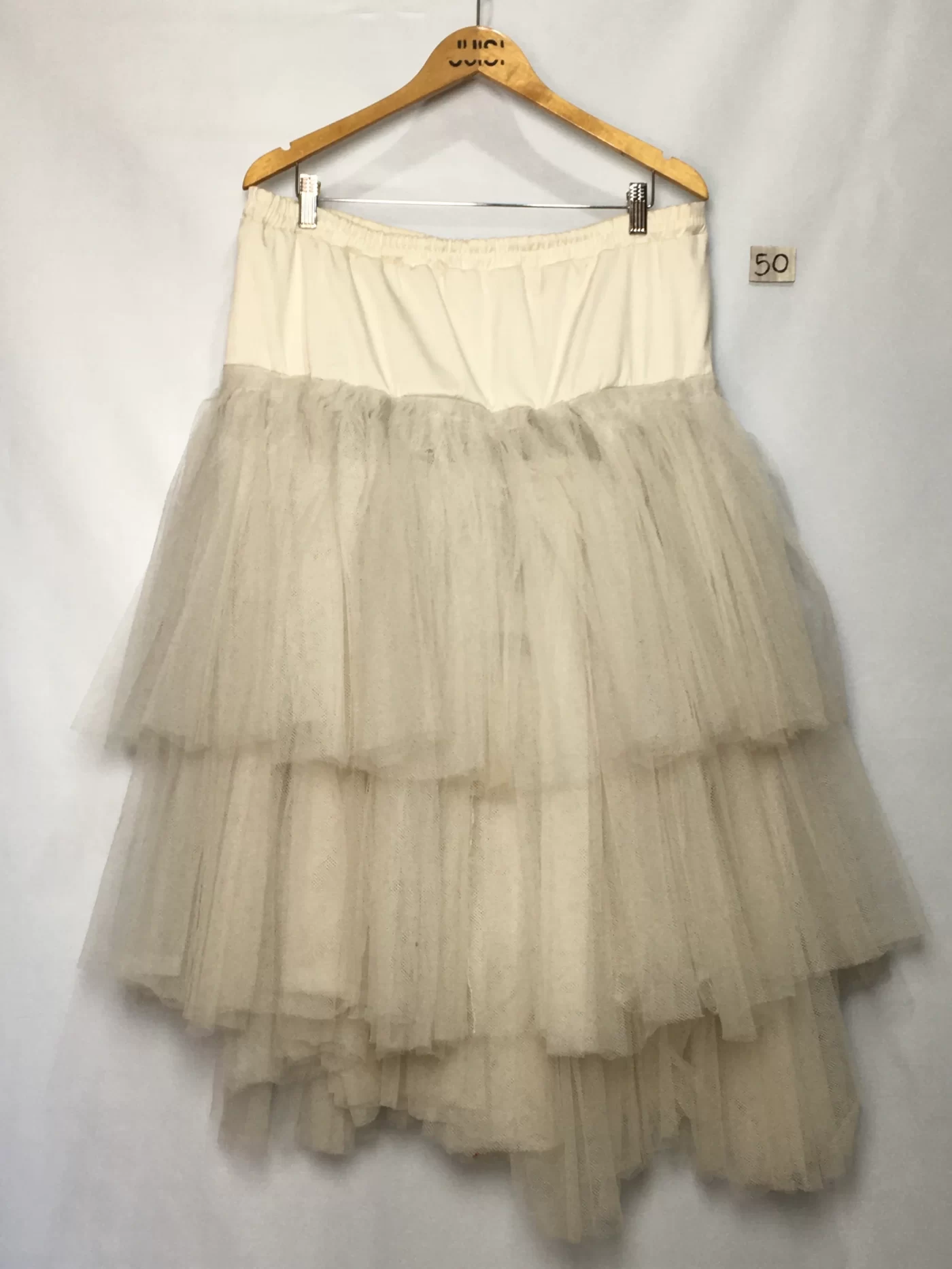 SAIA MIDI DE TULE OFF WHITE EM CAMADAS ASSIMETRICAS