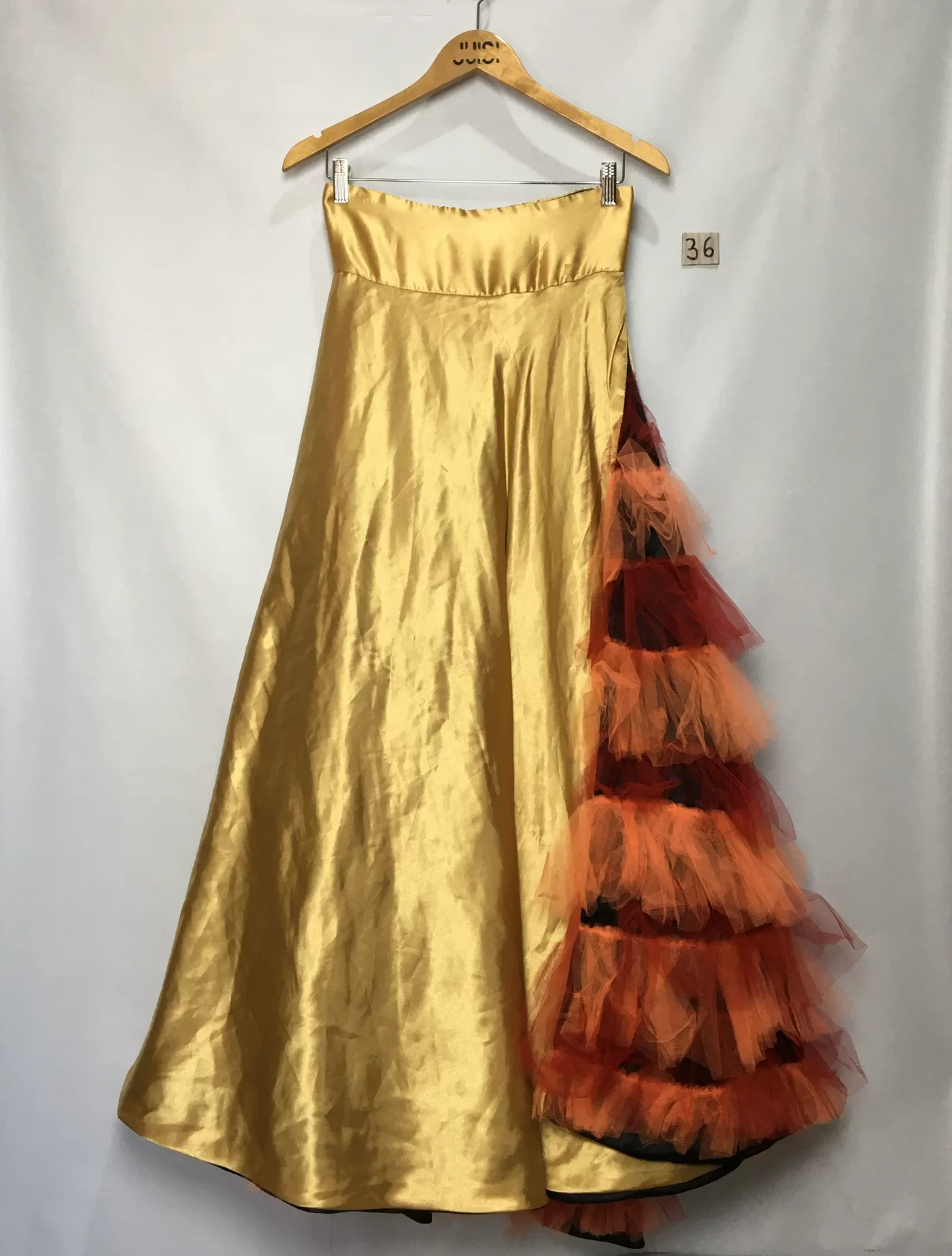 SAIA LONGA DOURADA ACETINADA COM DETALHE LATERAL EM TULE VERMELHO E LARANJA