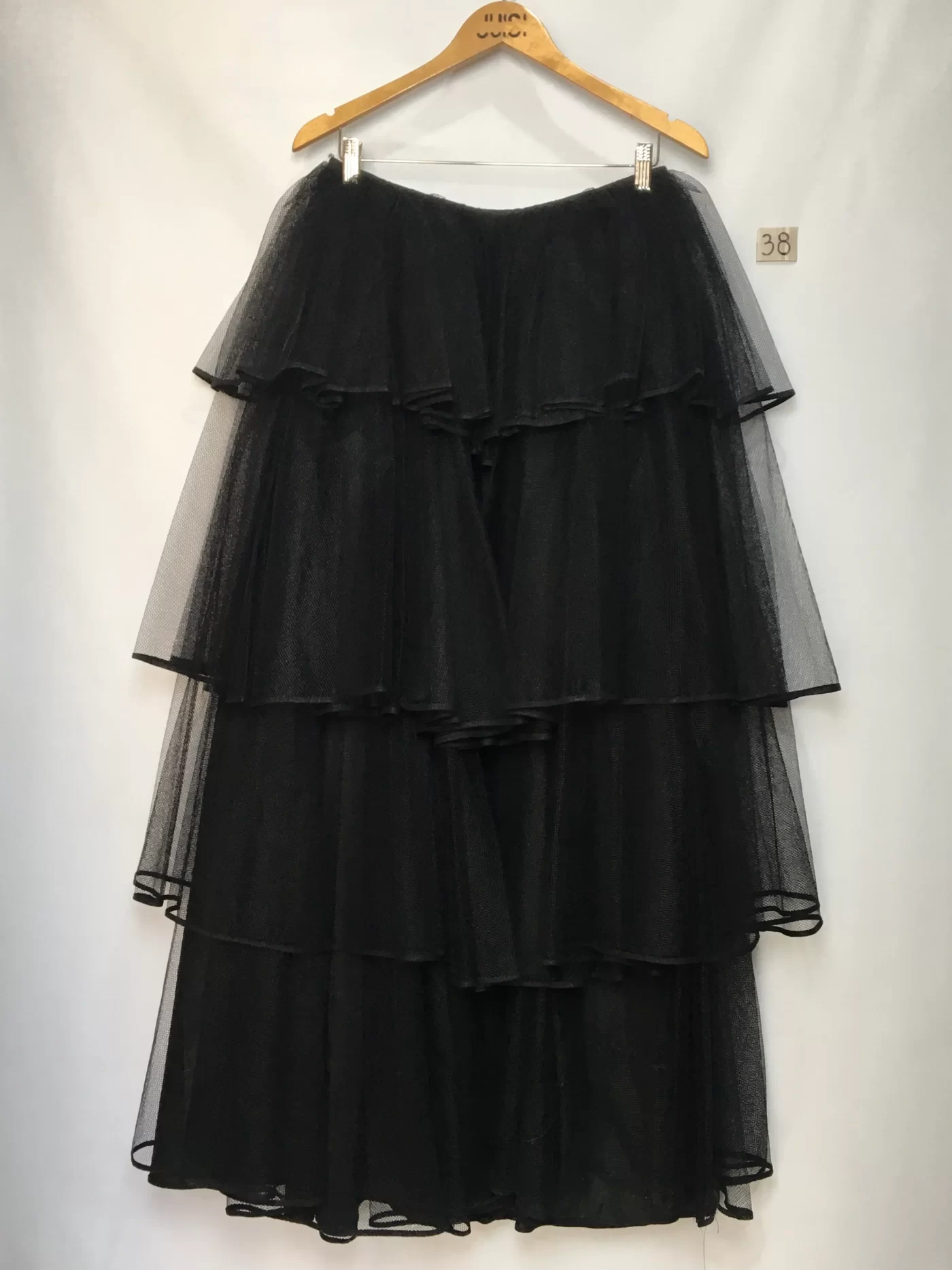 SAIA LONGA DE TULE PRETO EM CAMADAS