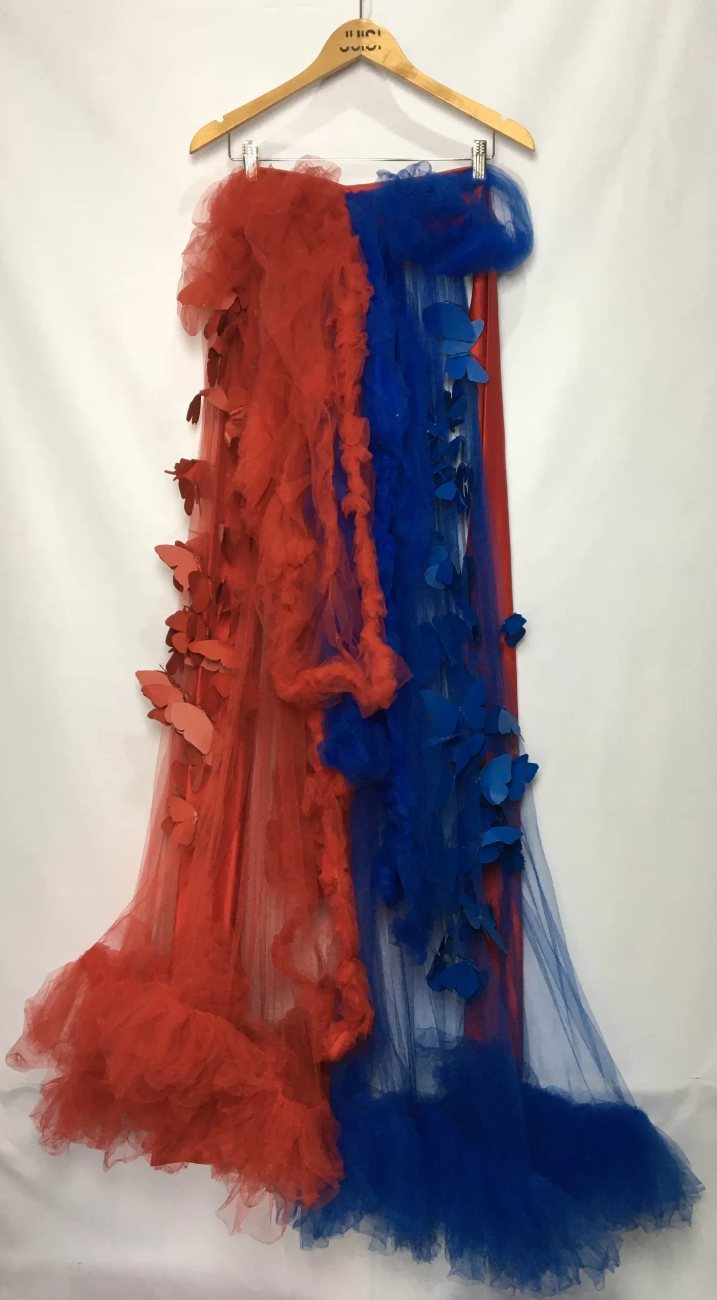 SAIA LONGA DE TULE BICOLOR VERMELHO E AZUL COM APLICAÇOES DE BORBOLETAS