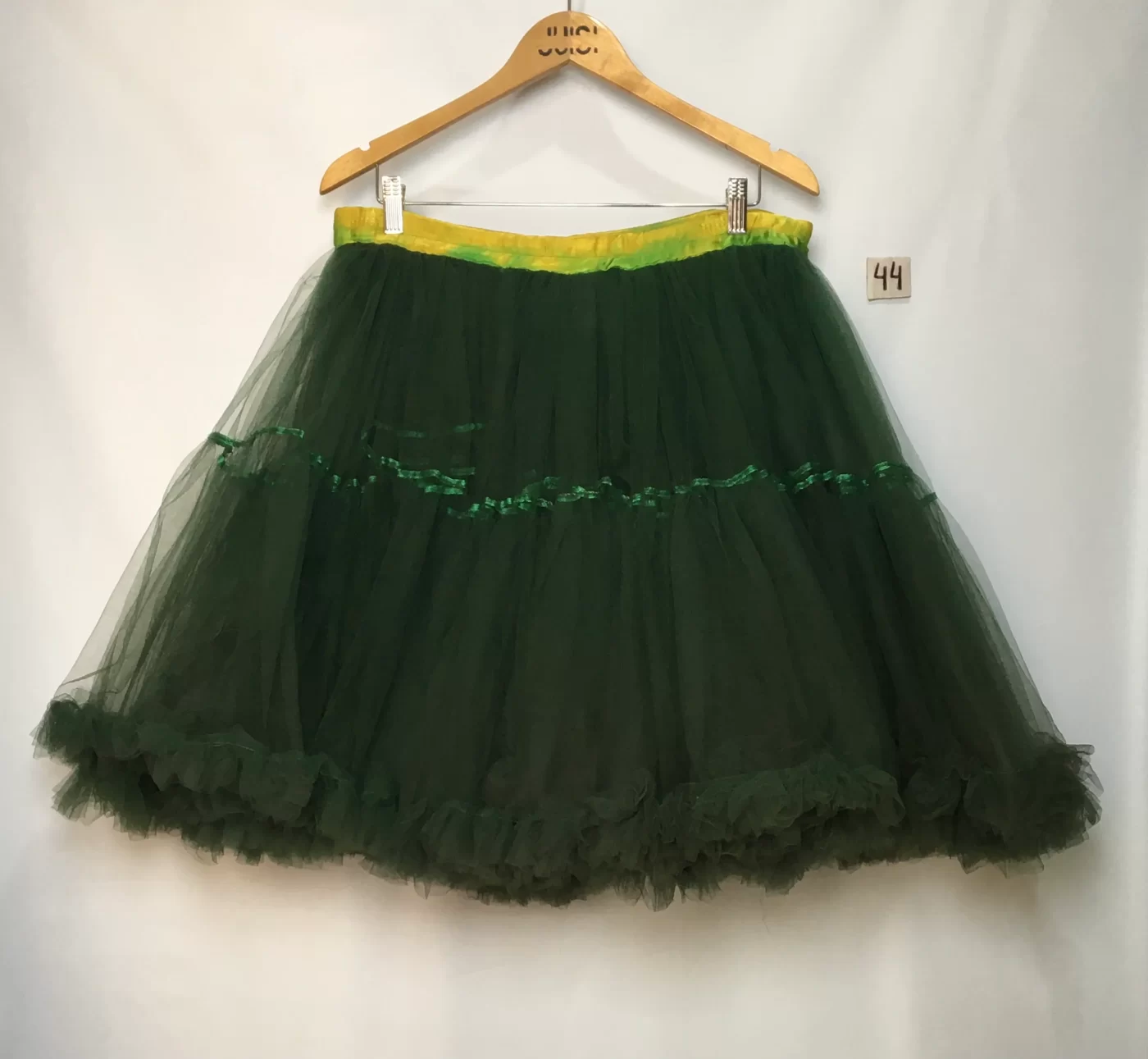 SAIA CURTA DE TULE VERDE ESCURO COM DETALHES VERDE LIMAO E BABADOS