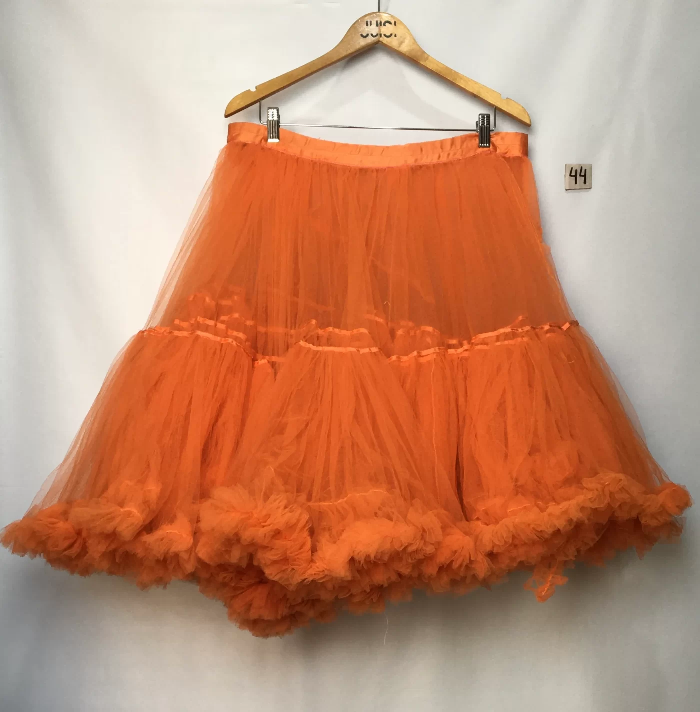 SAIA MIDI DE TULE LARANJA VIBRANTE COM BABADOS VOLUMOSOS