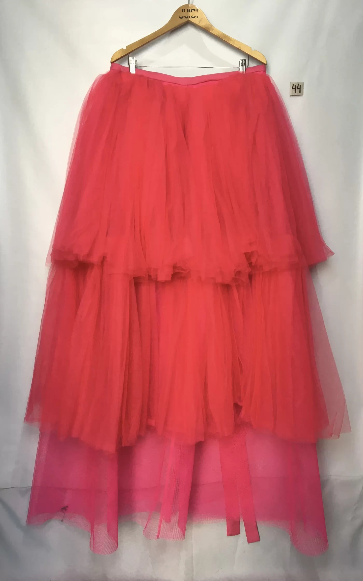 SAIA LONGA EM TULE ROSA EM CAMADAS ASSIMETRICAS