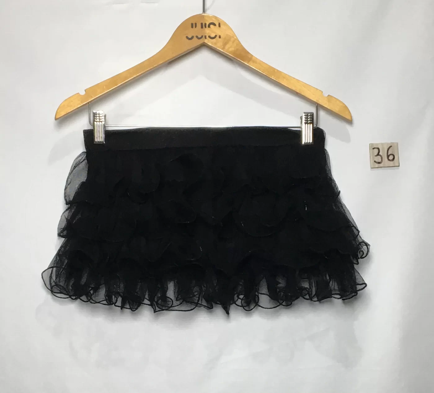 MINISSAIA EM TULE PRETO COM BABADOS E CAMADAS