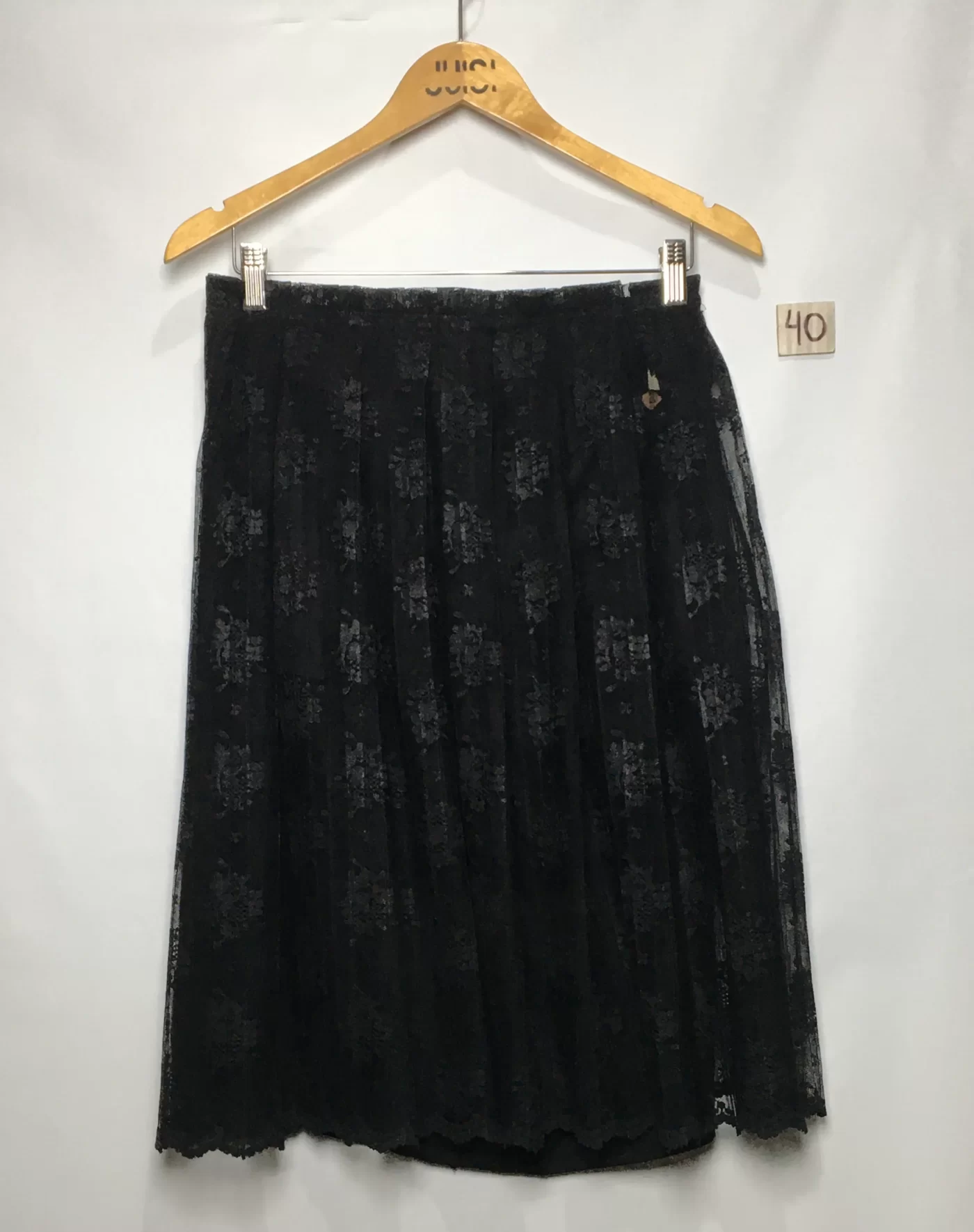 SAIA MIDI EM TULE PRETO COM APLICAÇOES FLORAIS